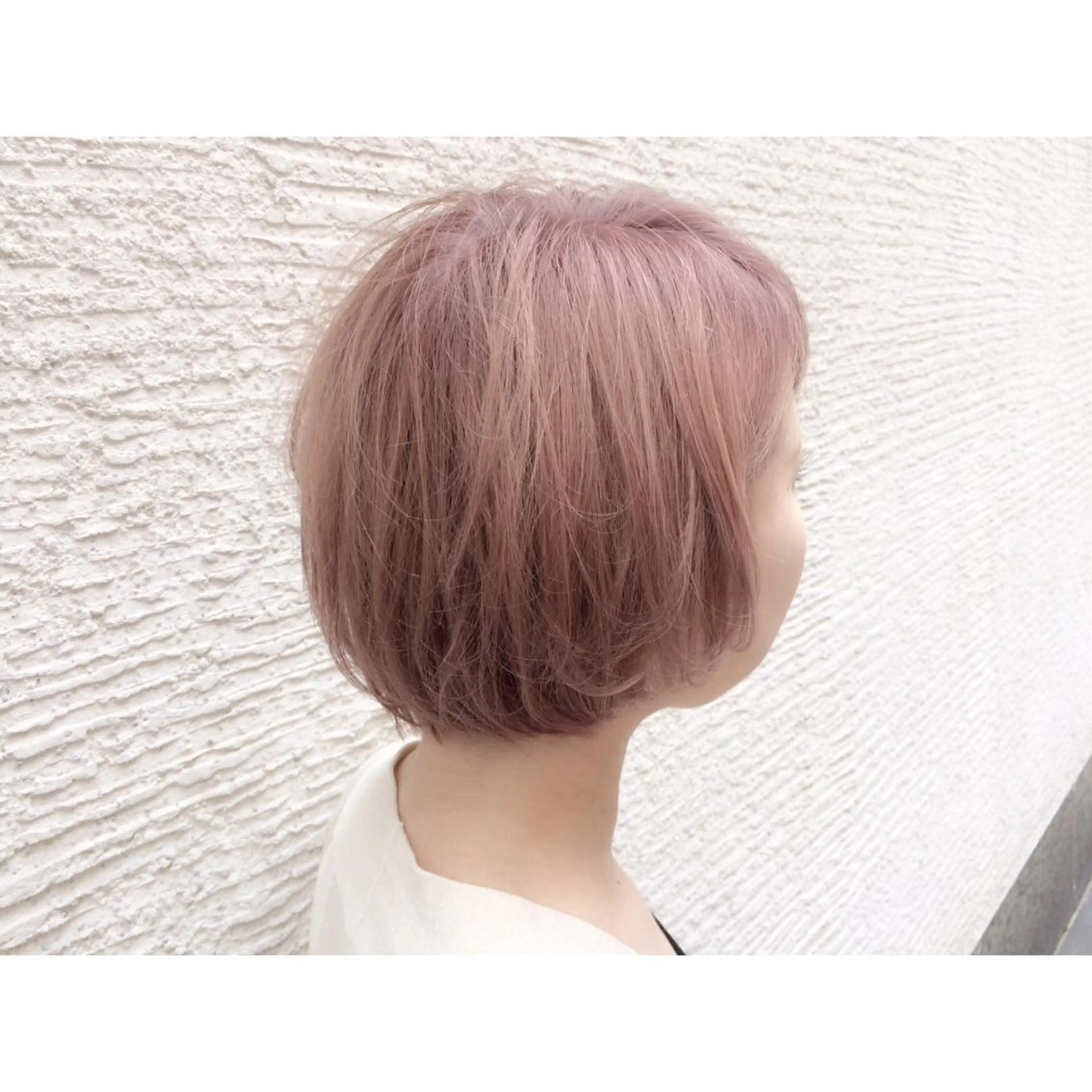 ショート カラー ブリーチ ダブルカラー グレージュ イルミナカラー ピンクカラー OFF YUYAのヘアスタイル