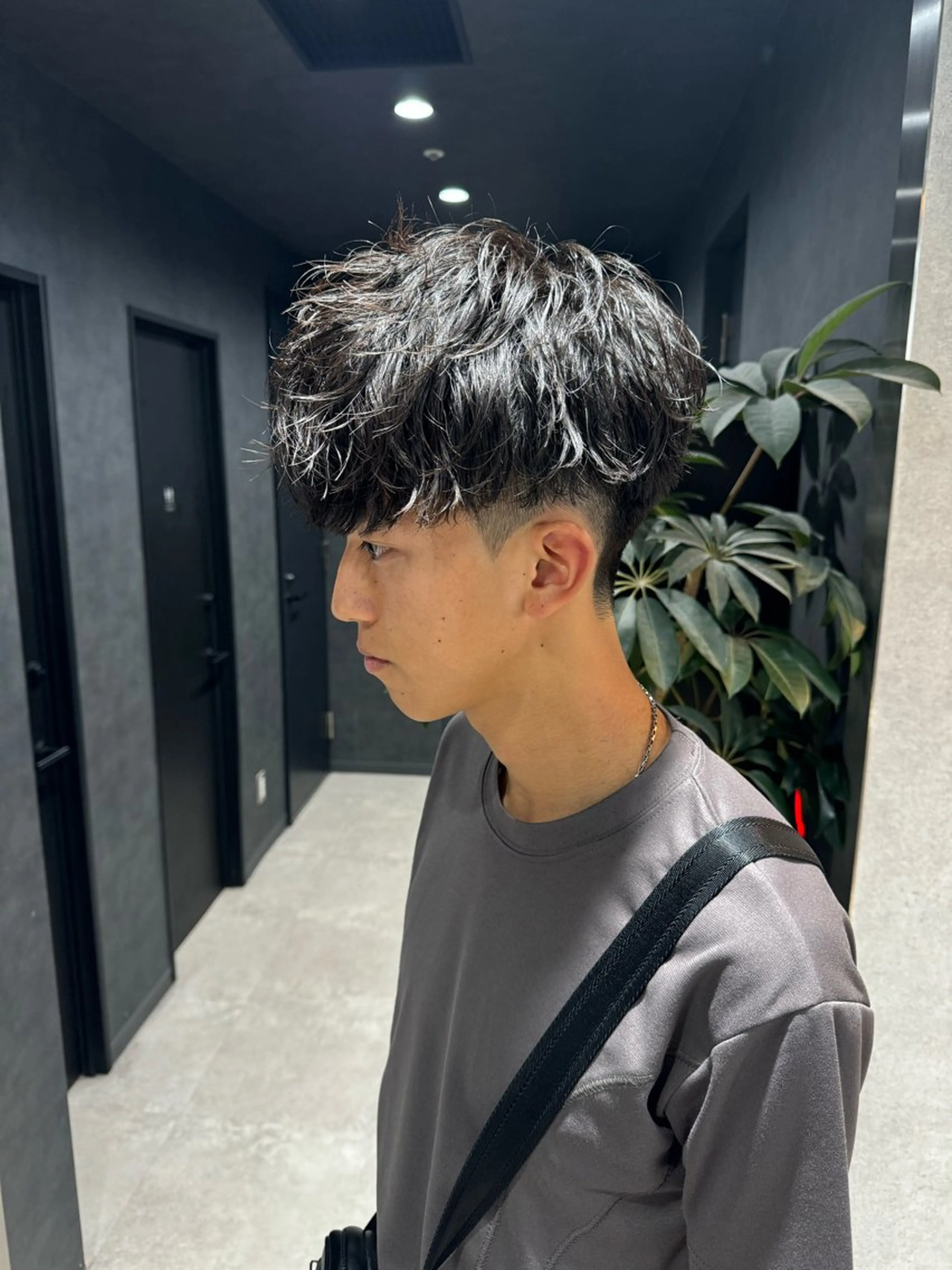 ショート カラー パーマ ヘアアレンジ メンズ メンズブリーチ センターパート メンズハイライト メンズハイトーン マッシュ カット パーマ トリートメント ヘッドスパ ヘアセット スパイキー/フェザー /波巻き/かいとのヘアスタイル