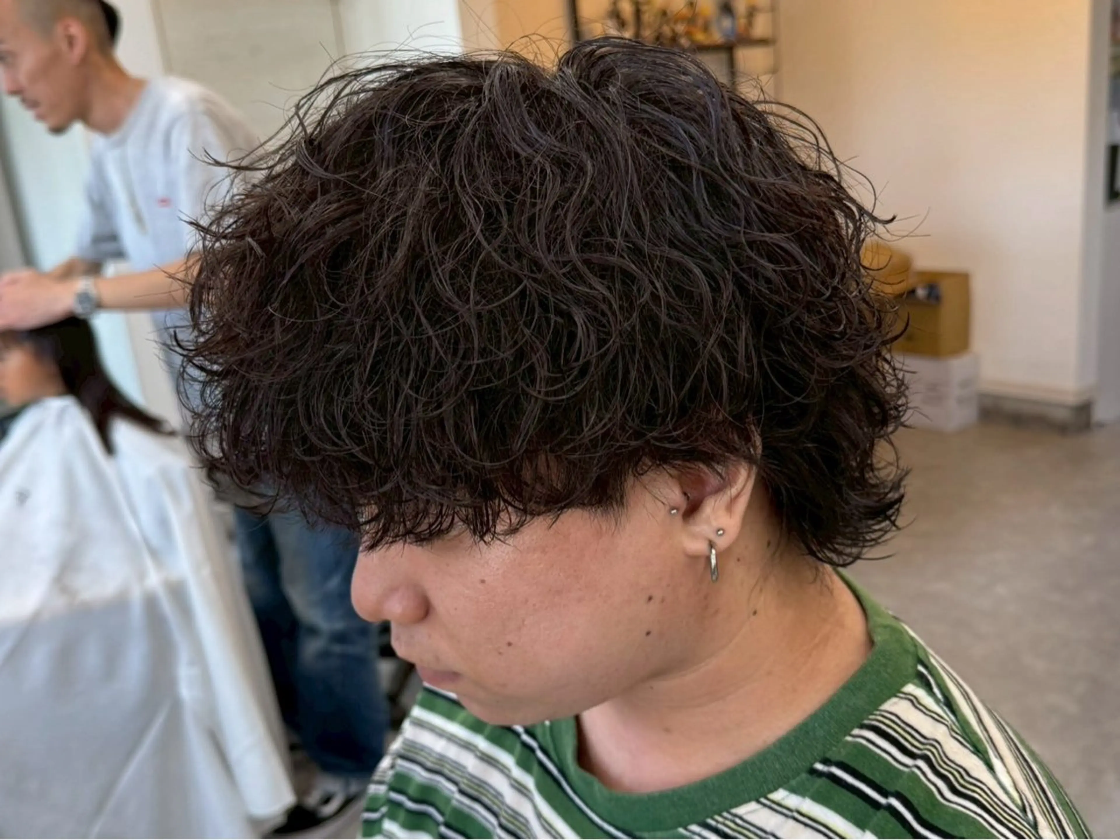 ショート パーマ メンズ センターパート フェードカット マッシュ メンズパーマ スペインカール 宮下 遼太のヘアスタイル