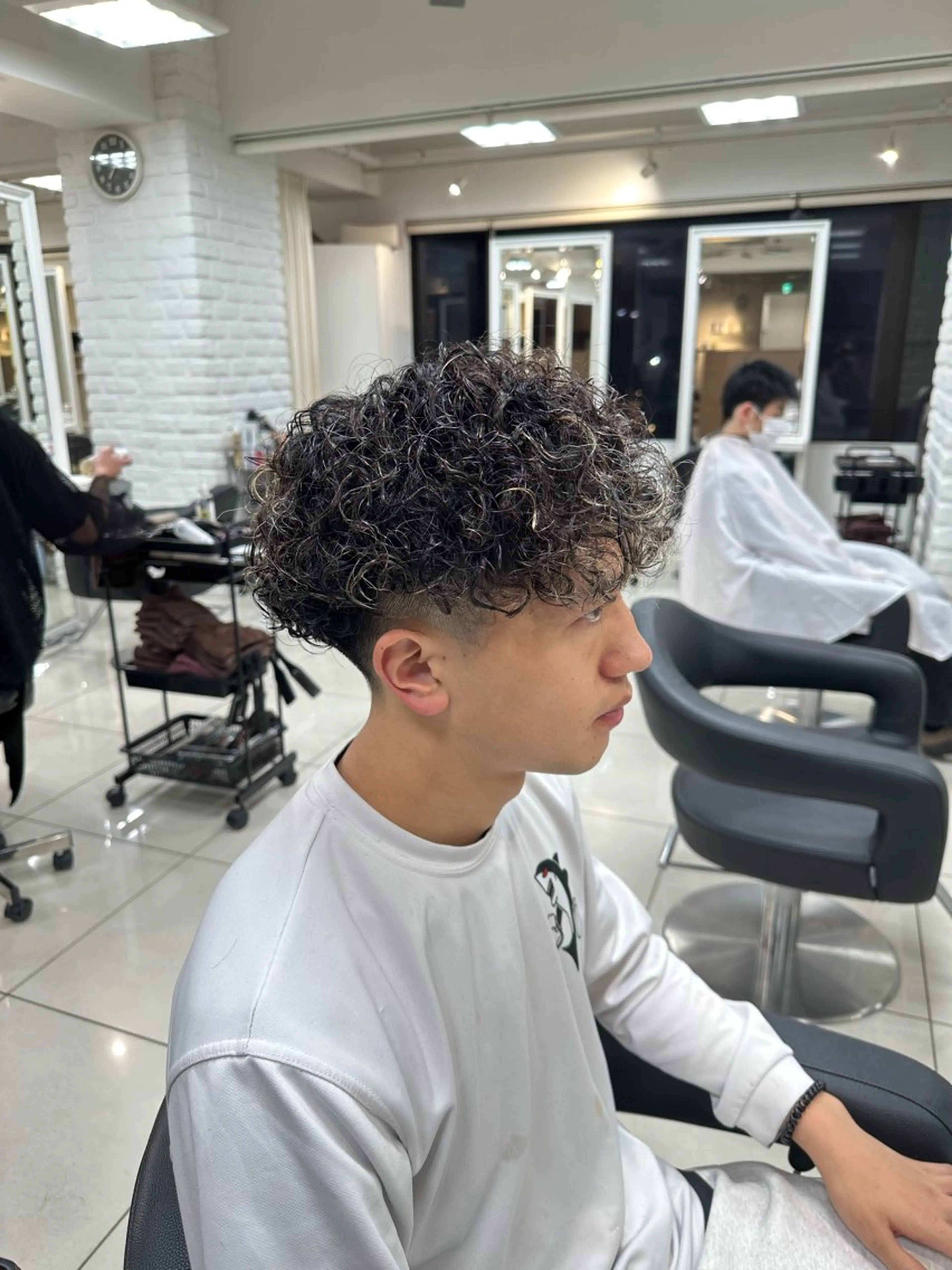 ショート パーマ メンズ メンズハイライト メンズパーマ プードルパーマ ハイライト プードルパーマ カット パーマ トリートメント フェザーパーマ職人 🪶ryosukeのヘアスタイル