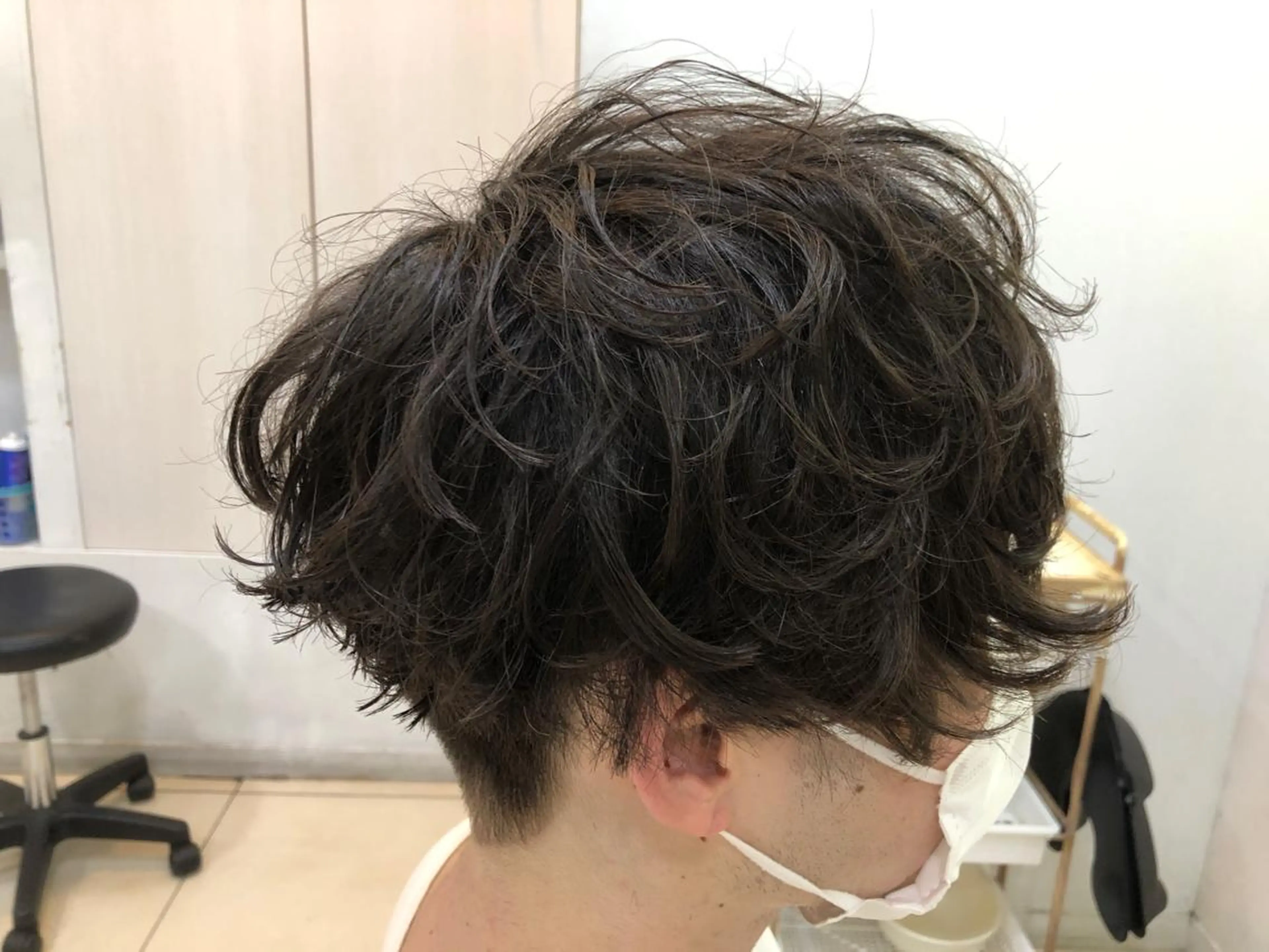 ミディアム パーマ メンズ ミディアムパーマ マッシュ メンズパーマ 韓国メンズヘア/ 毛流れヘア　須田龍世のヘアスタイル