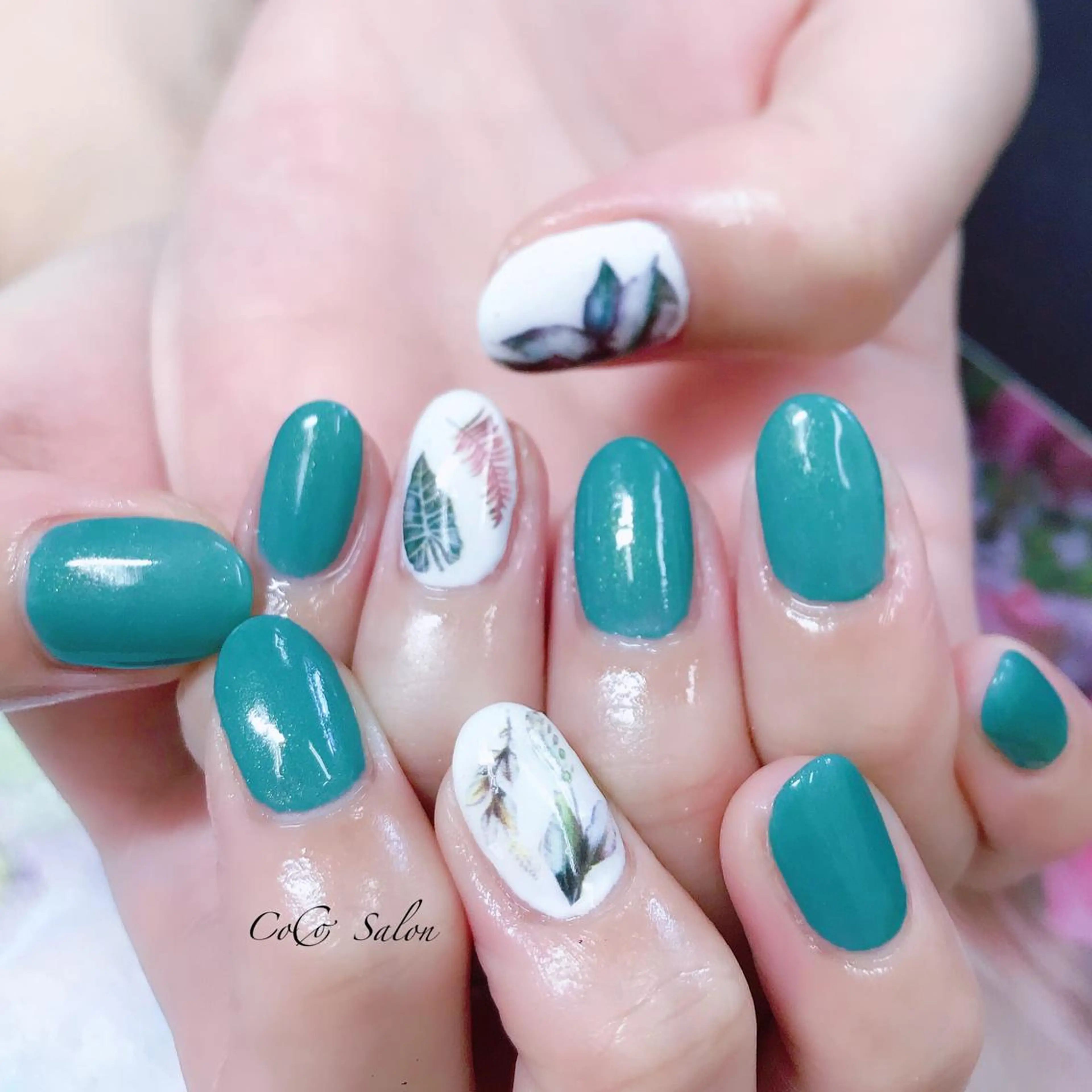 ネイル 長さ出し ジェルネイル グリーン キラキラネイル ラメ(グリッター) ハンドネイル CoCoSalon ネイル/まつ毛予約のネイルデザイン