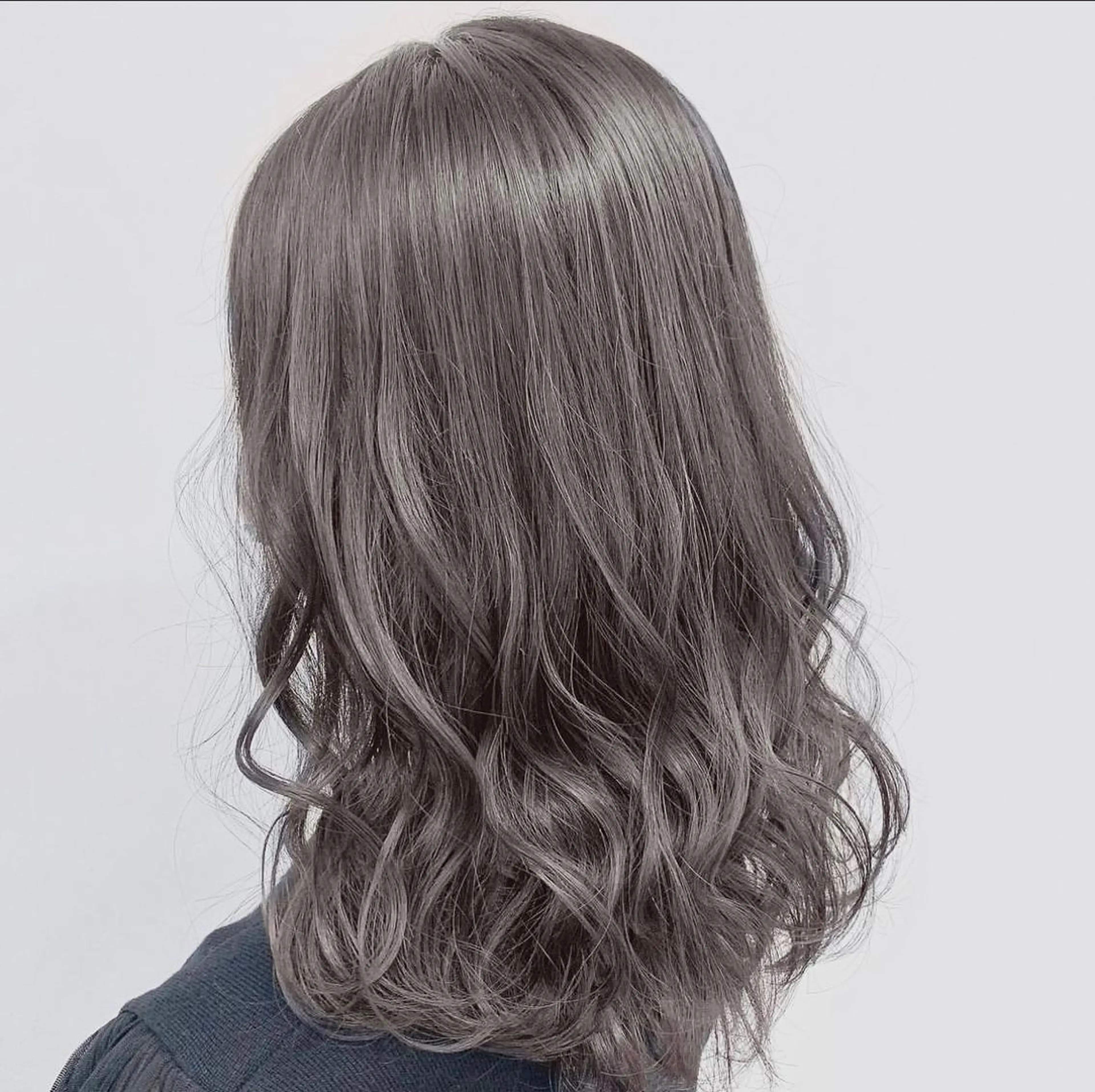 カラー アッシュ アッシュグレー ブリーチ ケアブリーチ 黒瀬有汰のヘアスタイル