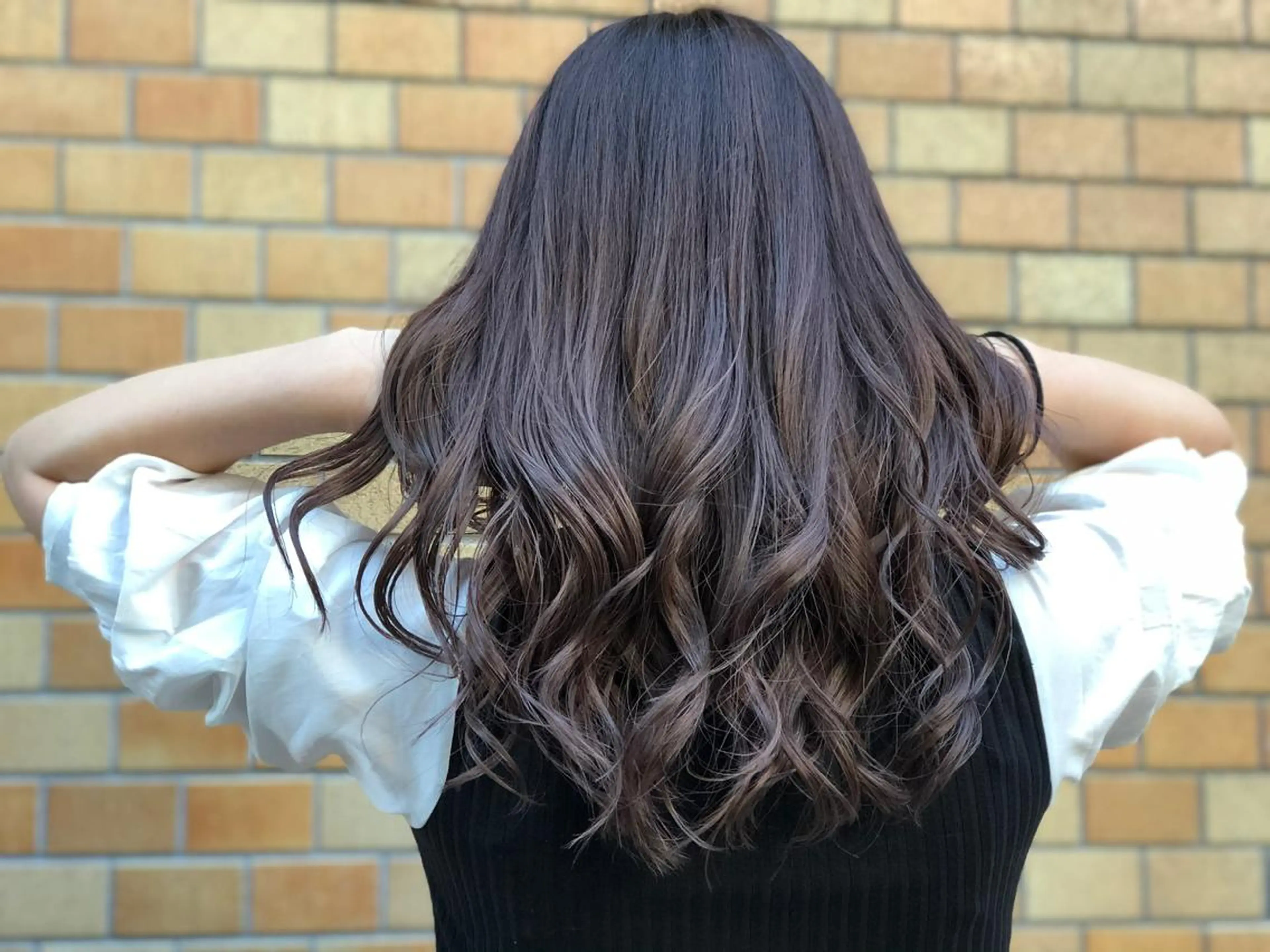 ロング ラベンダーベージュ レイヤーカット ヘアカラー トリートメント 及川 祐輔のヘアスタイル