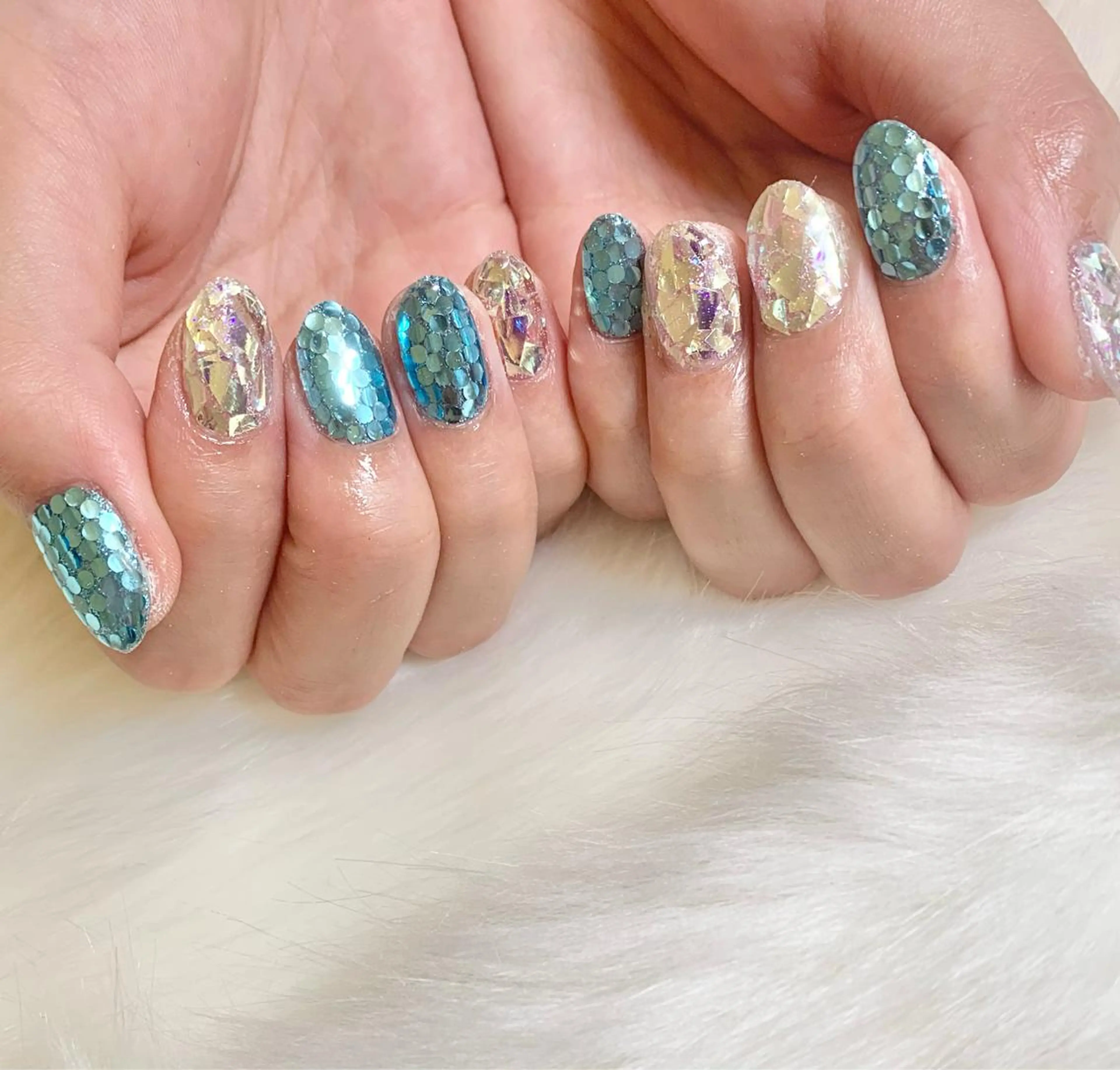 ミディアム ネイル ホログラムネイル キラキラネイル シンプルネイル 夏ネイル ハンドネイル R nailのネイルデザイン