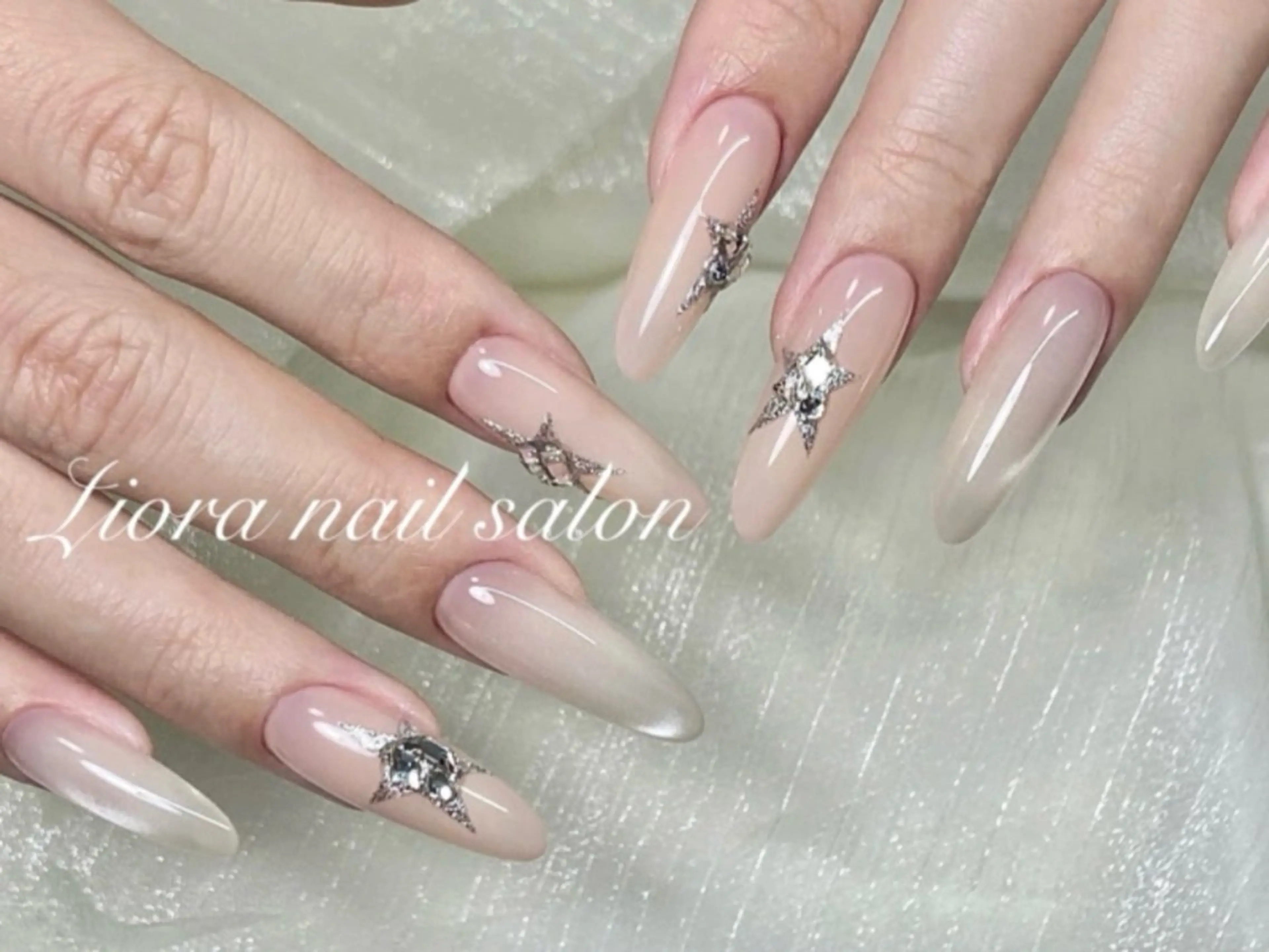 ネイル フレンチネイル ジェルネイル ガーリー グラデーション キラキラネイル ハンドネイル Liora nail スカルプ専門店のネイルデザイン