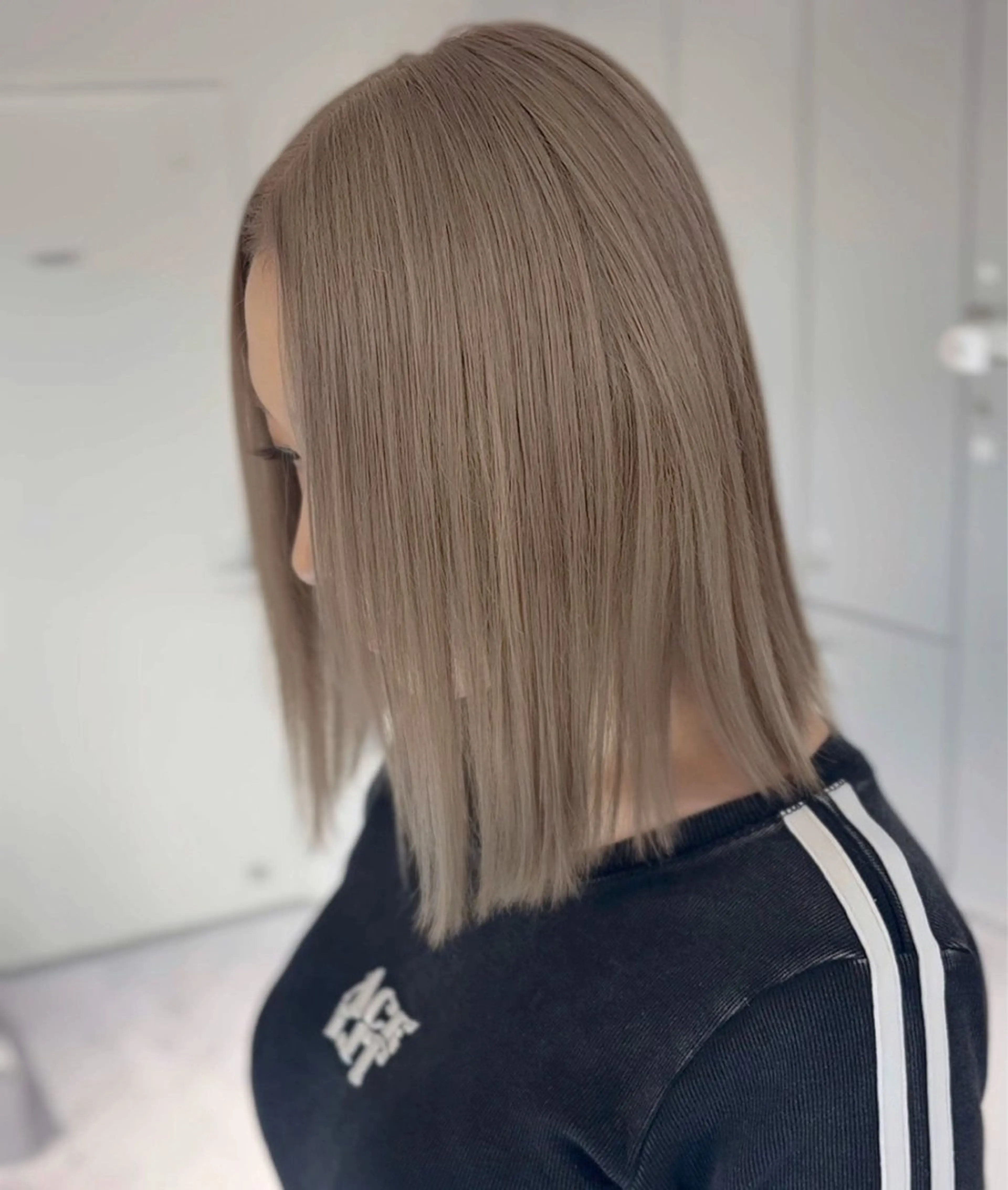 ミディアム VEGA ヒカル 艶髪ハイトーン天神のヘアスタイル