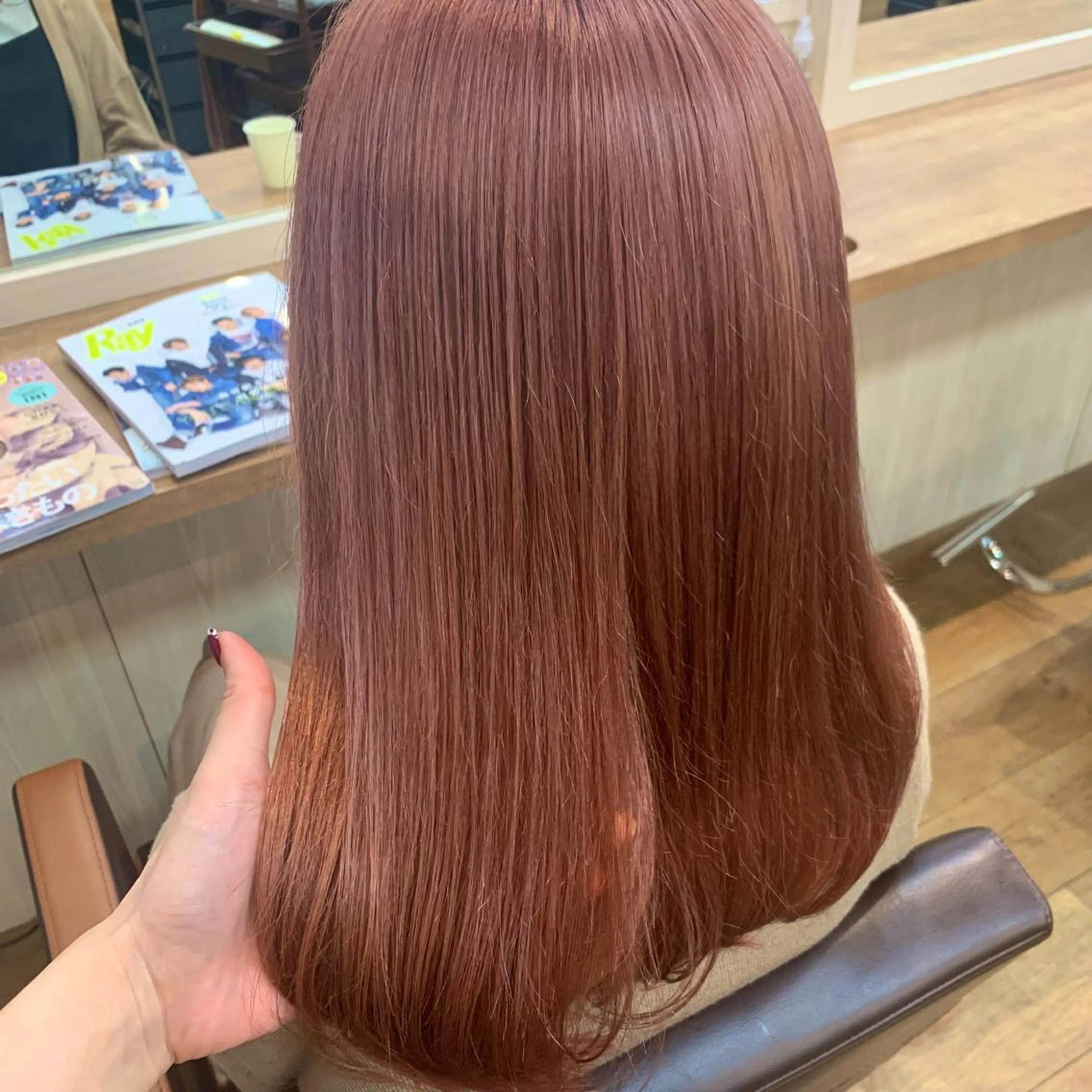 セミロング カラー ベージュカラー ブリーチ ピンクカラー ピンクベージュ ヘアカラー NUMBER_ ユイナのヘアスタイル