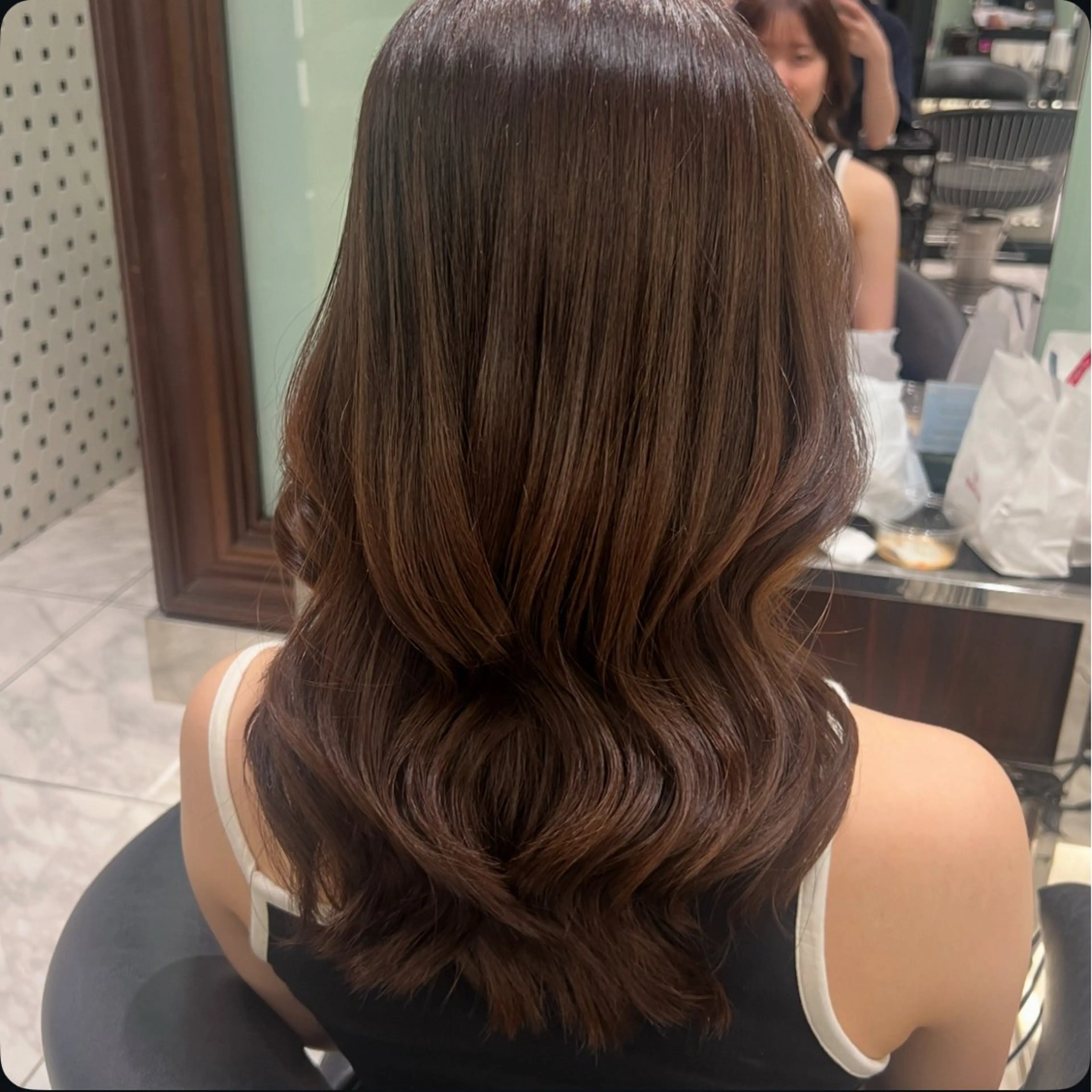 セミロング カラー カット ヘアカラー コテ巻きパーマ💙 シノヤユイのヘアスタイル