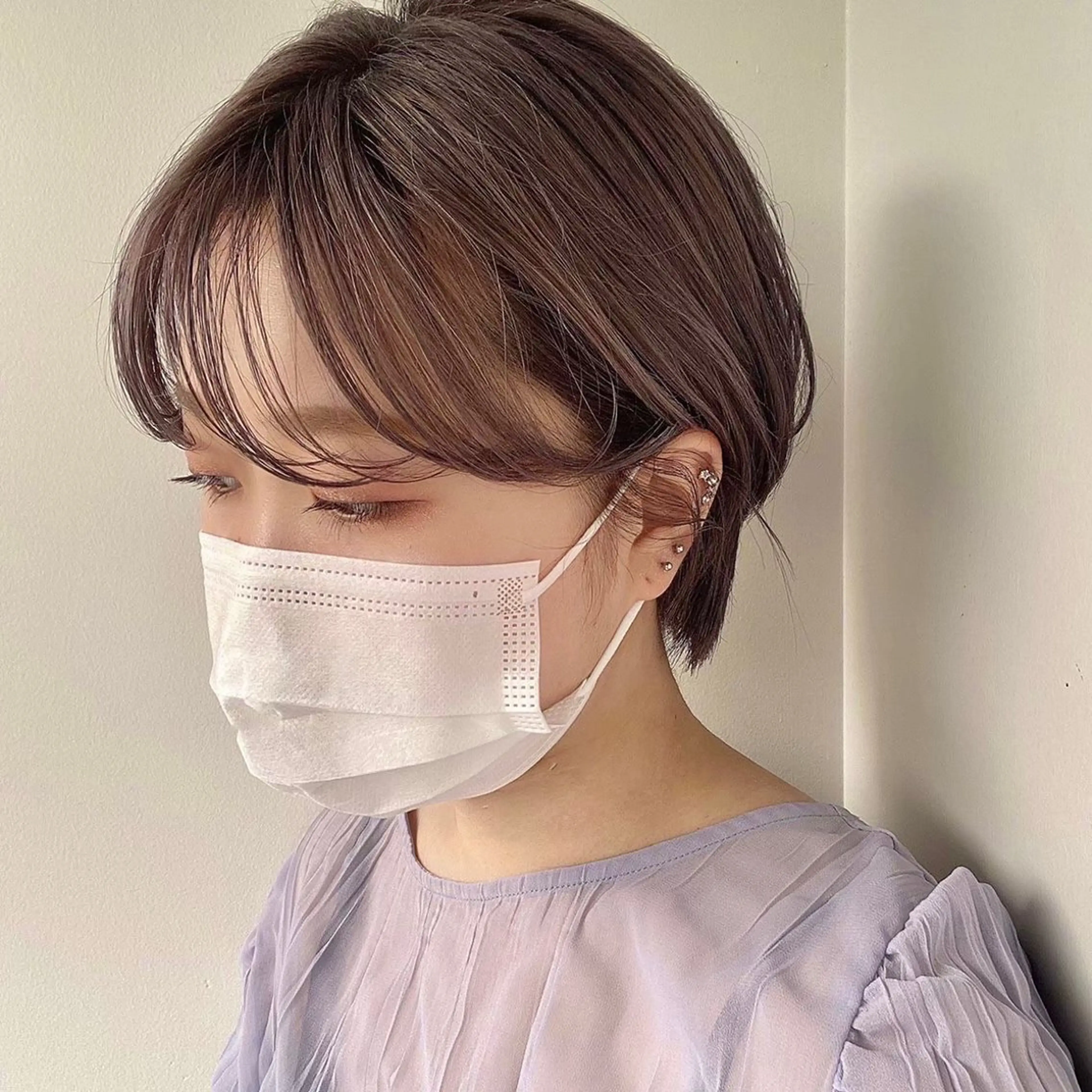 ショート ショートボブ ボブ ショートヘア うざバング あやめ【顔まわり/レ イヤー/柔らかカラ】のヘアスタイル