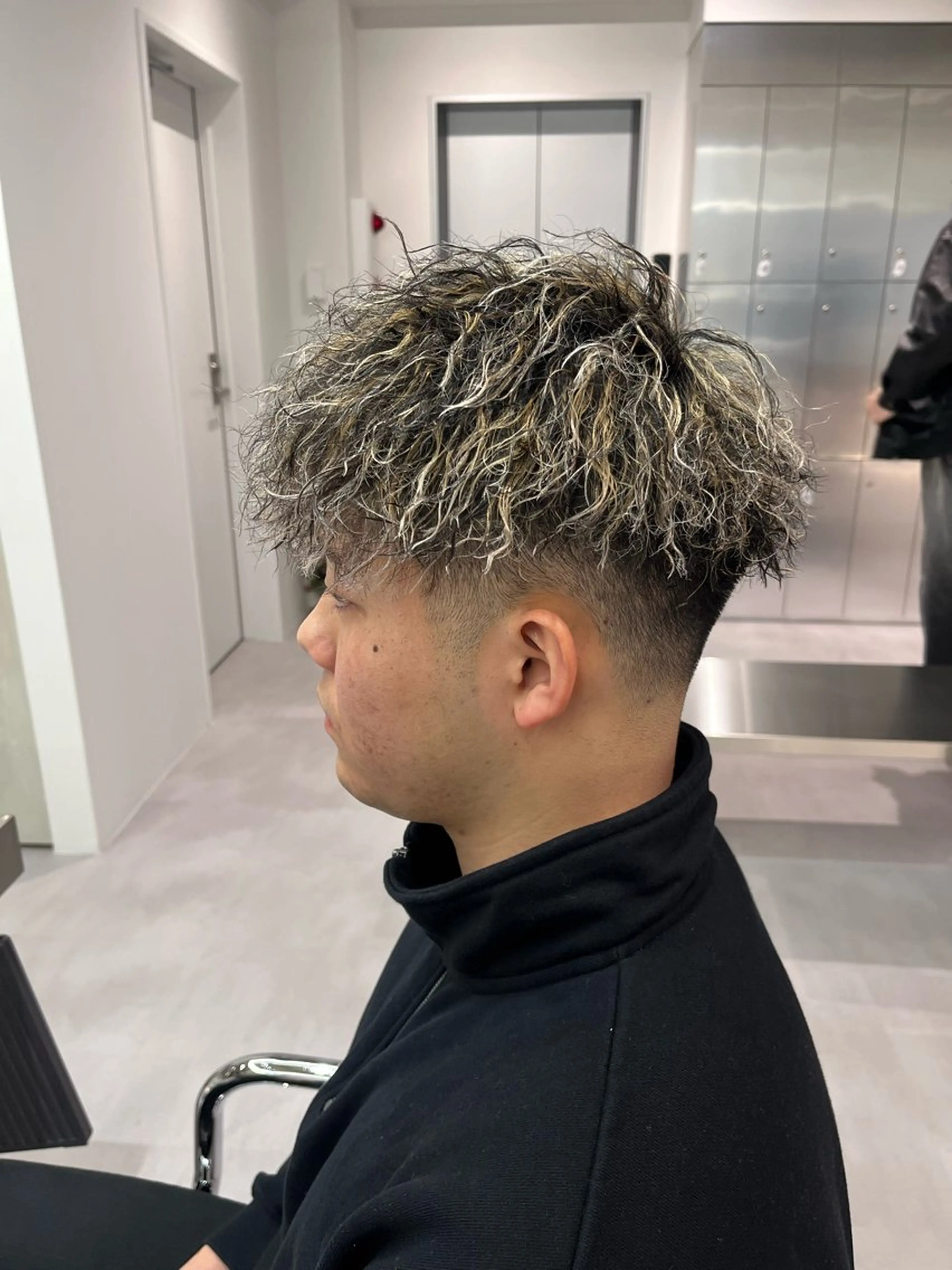 ショート ⚡メンズパーマフ ェードカットTomyのヘアスタイル