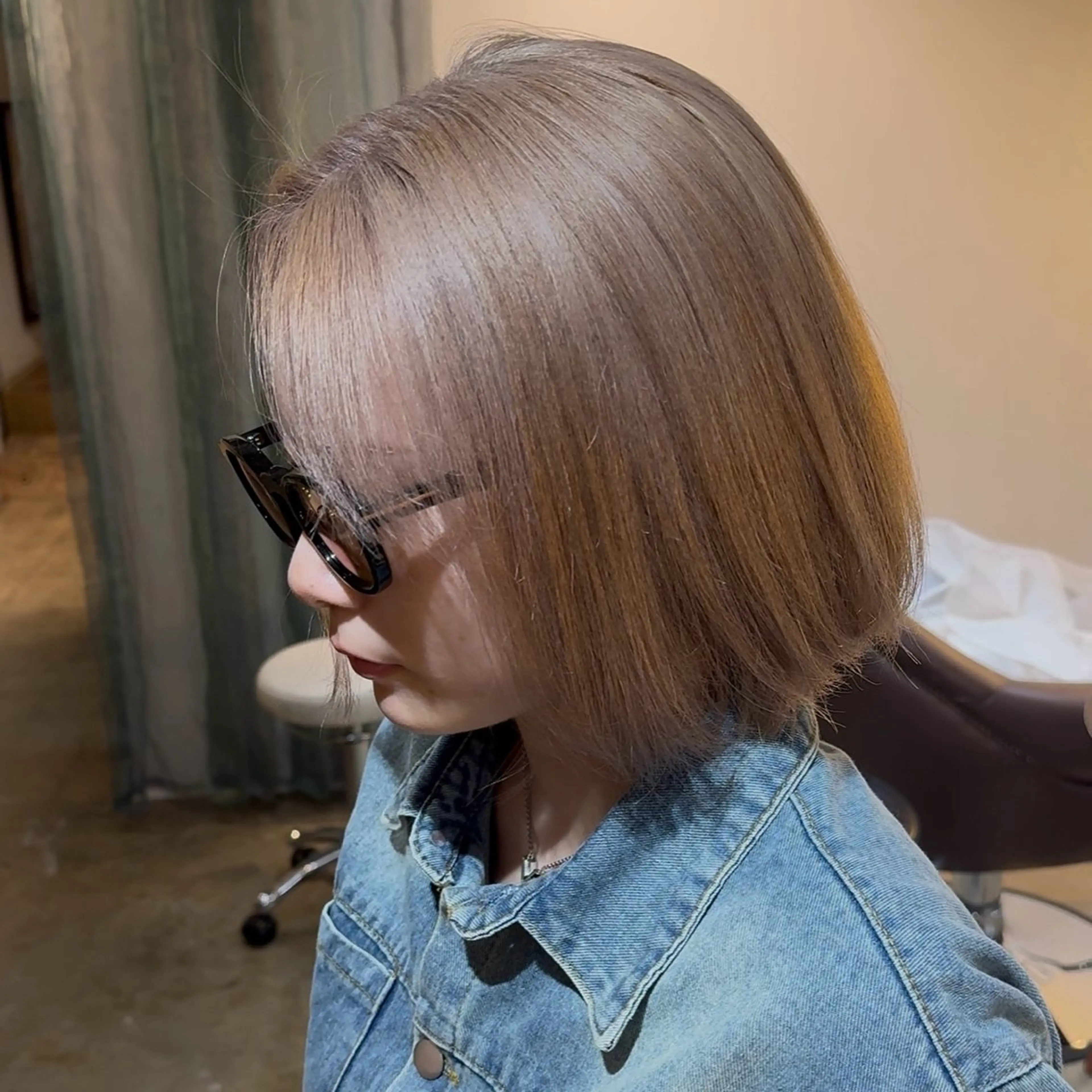 カラー ベージュカラー ミルクティーベージュ BEHIND THE CURTAIN りこのヘアスタイル