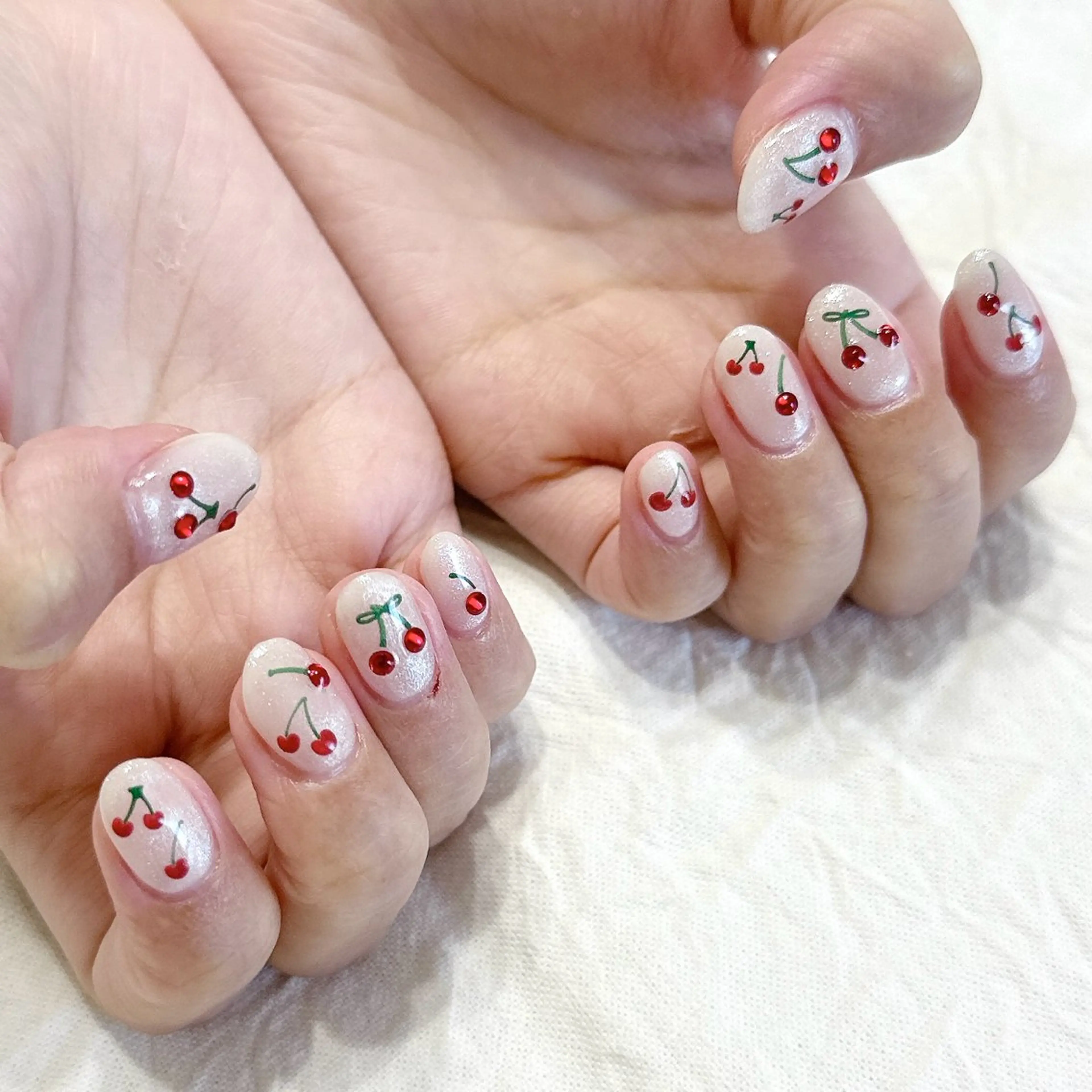 ネイル ぷっくりネイル 赤色 ストーンネイル ハンドネイル peaberry nailのネイルデザイン