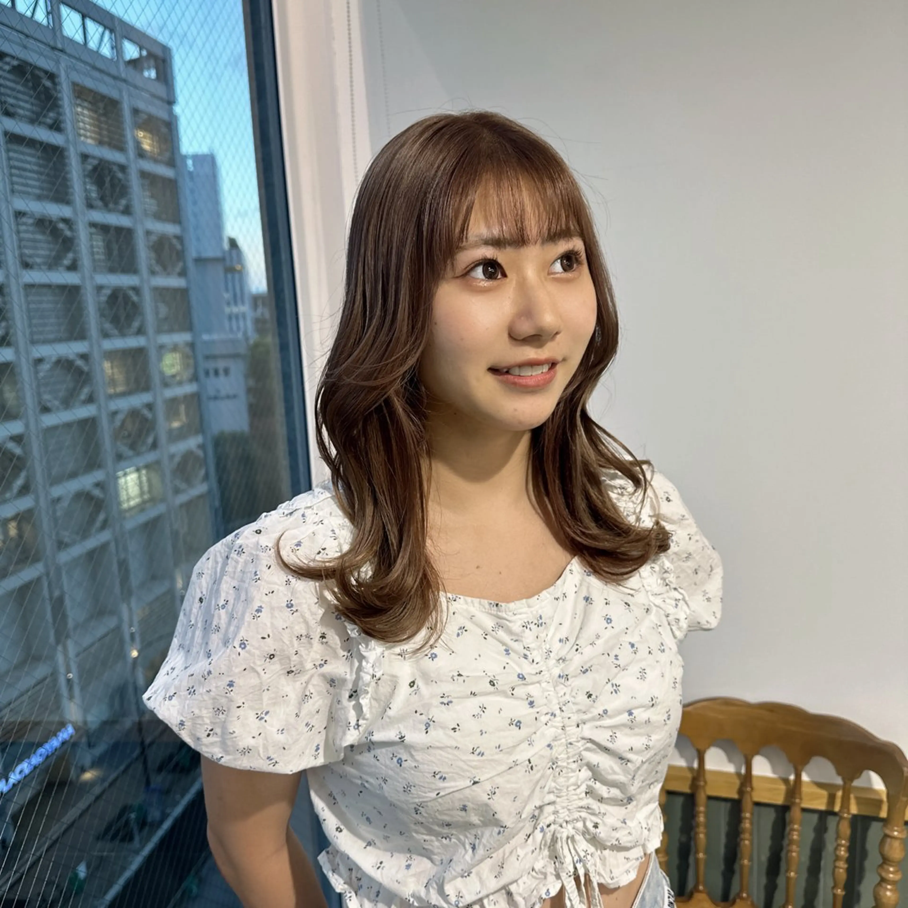 ミディアム カラー 顔周りカット レイヤーカット 外ハネヘア カット ヘアカラー ブリーチなし/レイヤ ー特化🌈Tommyのヘアスタイル