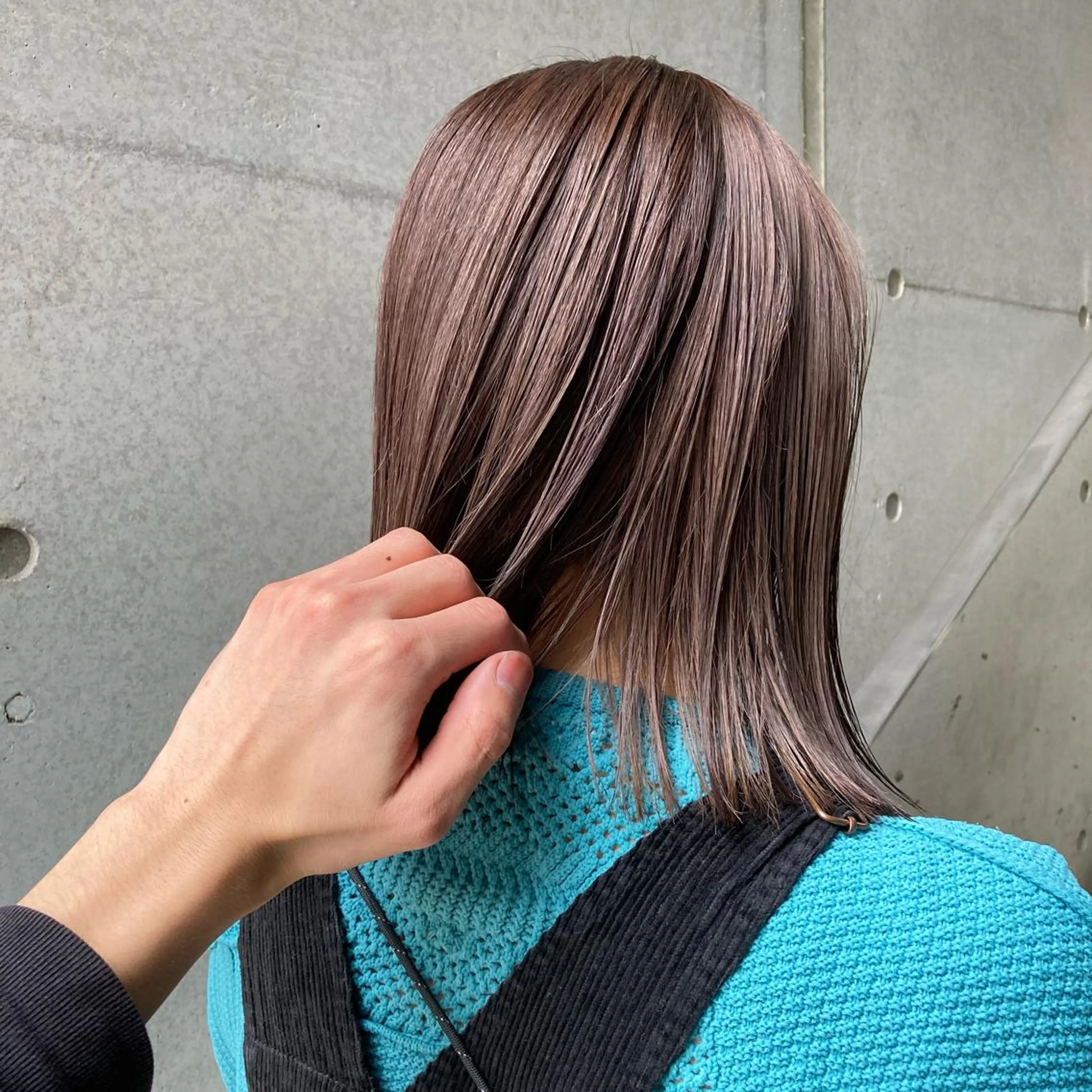 カラー 顔まわりレイヤー デザインカットのヘアスタイル