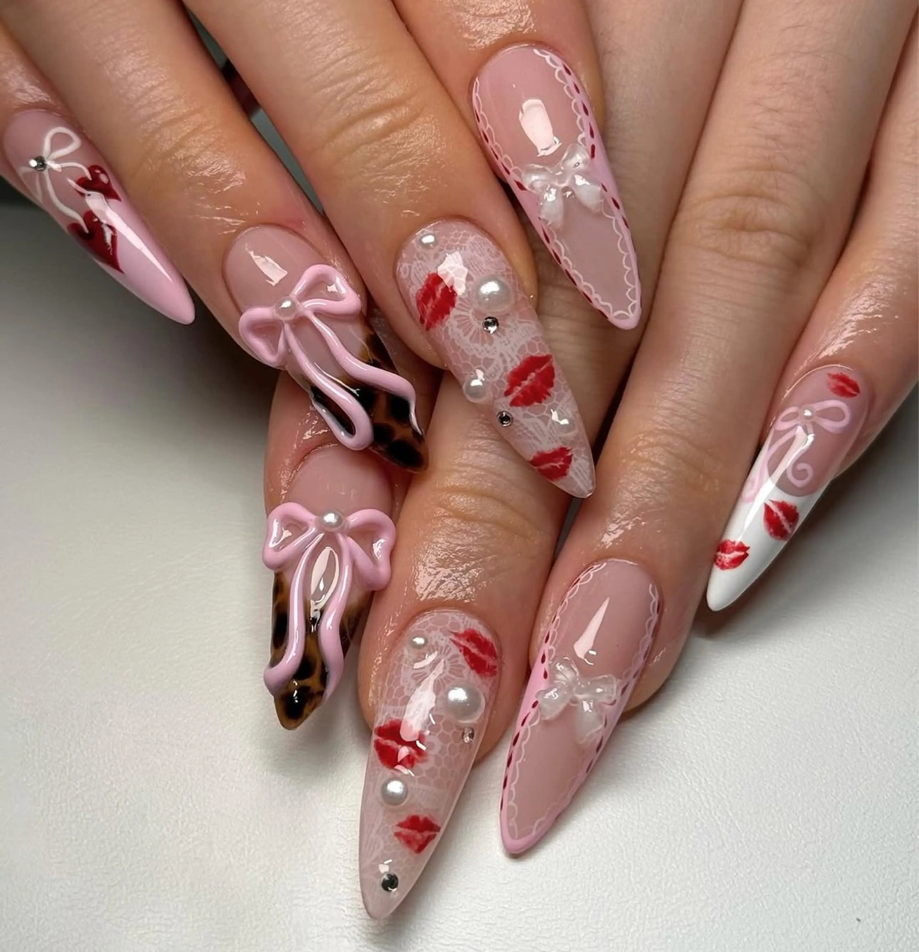 ネイル オーロラネイル フレンチネイル ジェルネイル ハロウィン キラキラネイル H.baby Nail Salonのネイルデザイン