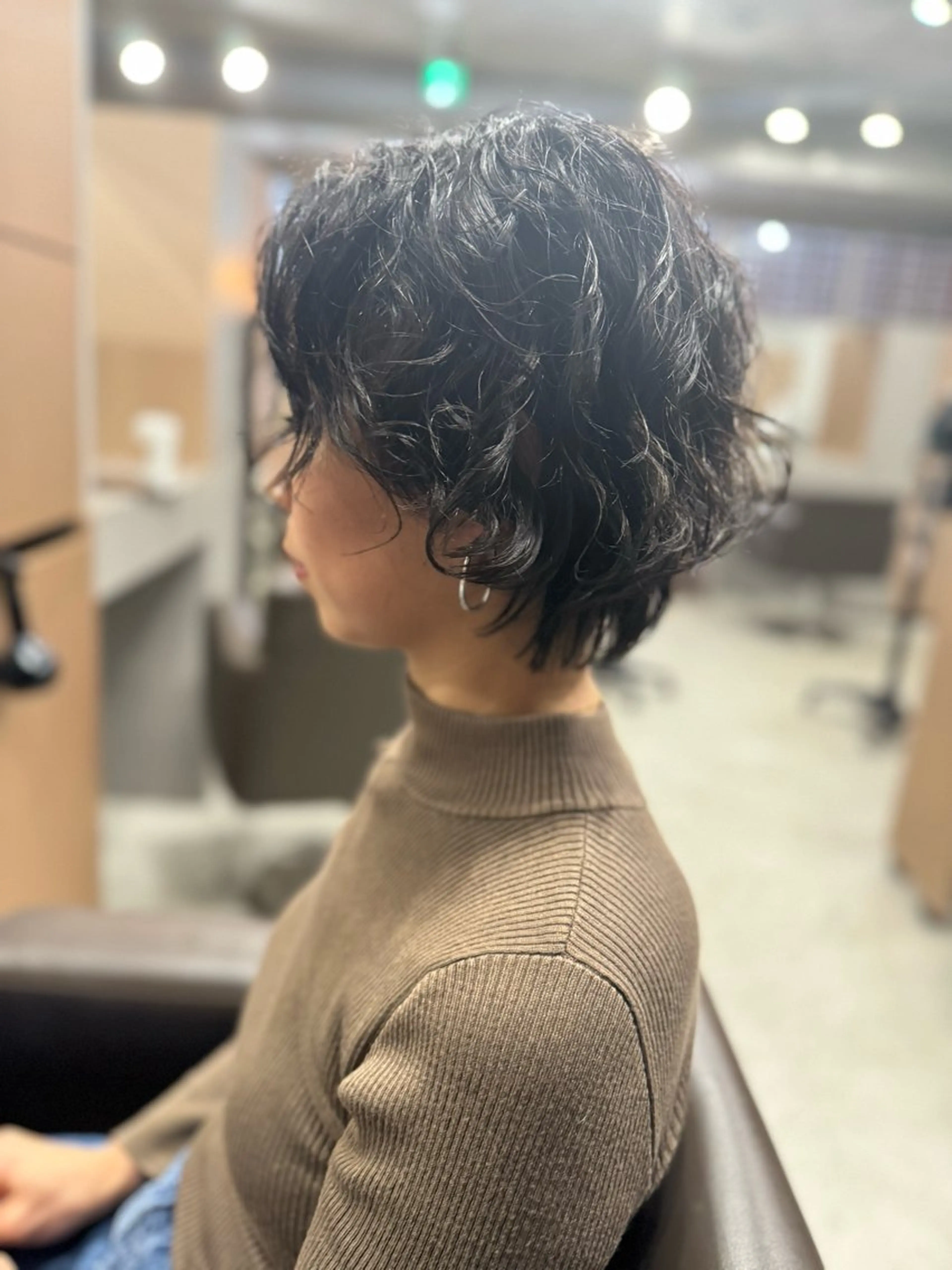 ショート パーマ 曲がる縮毛矯正 センターパートのヘアスタイル