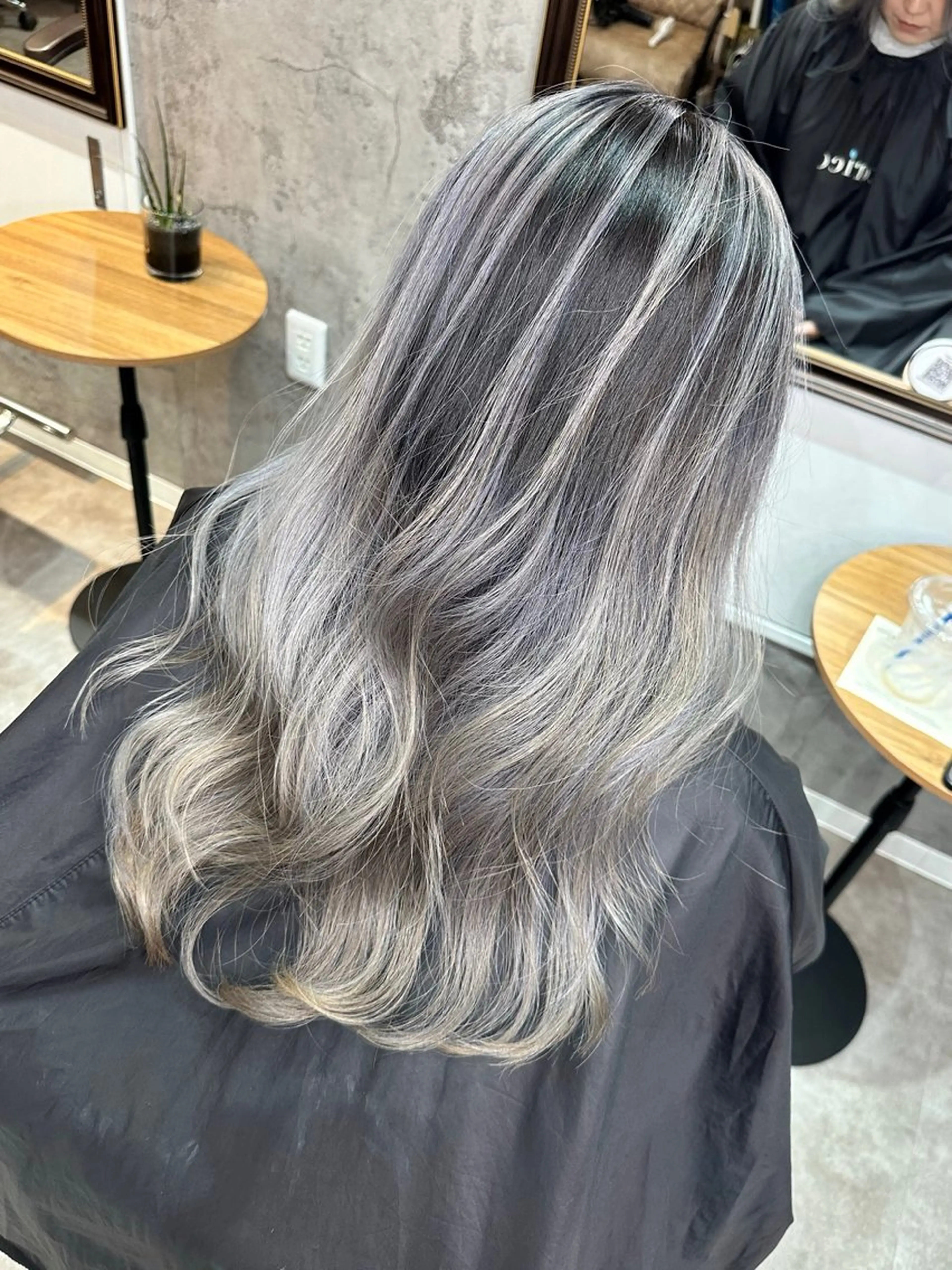 ロング レイヤーカット ヘアカラー 🔷ブリーチバレイヤ ージュ🔷飯野達也のヘアスタイル