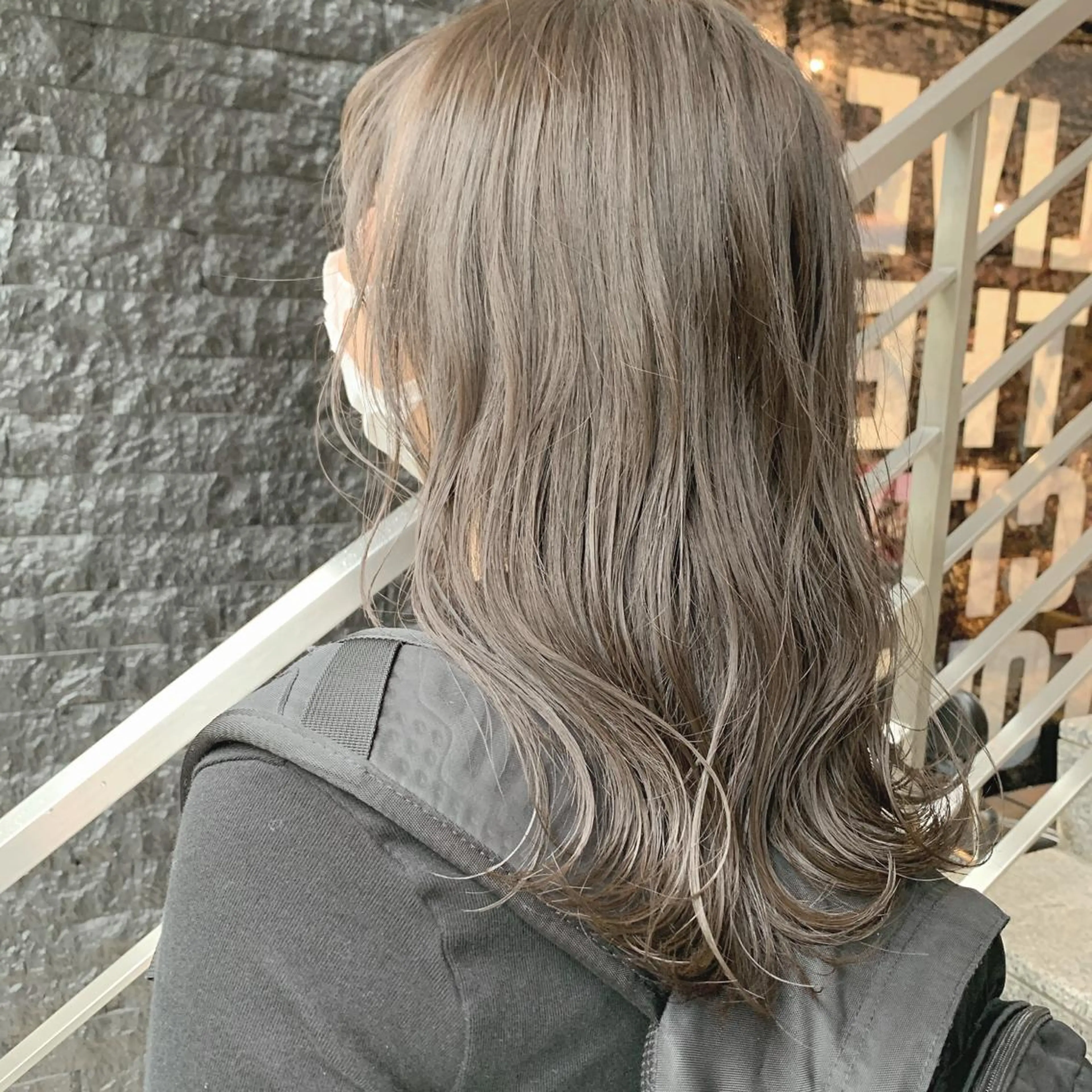 セミロング カラー マツエク・マツパ ヘアカラー トリートメント ハイトーンボブ 前田 表参道 グレージュのヘアスタイル