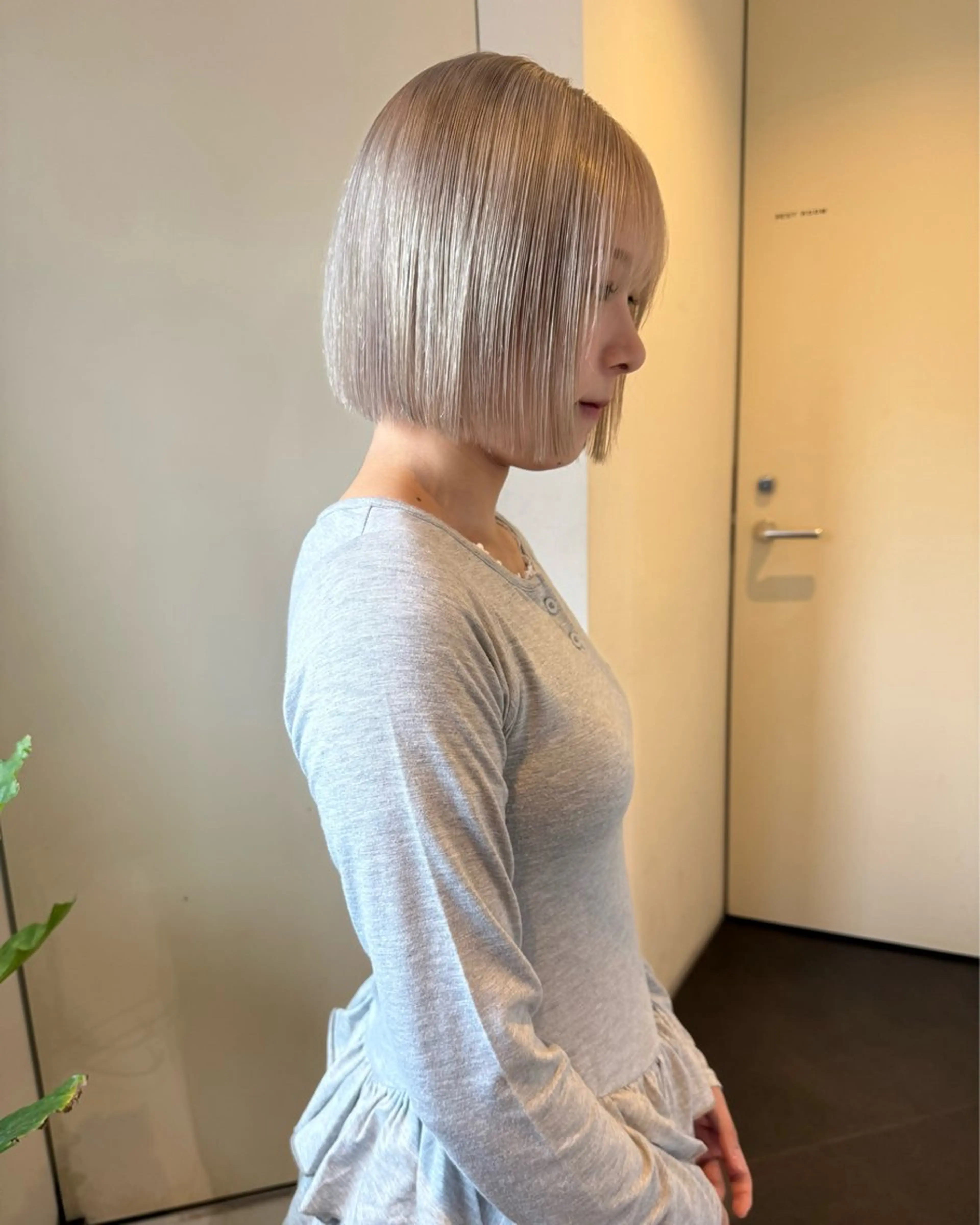 ショート カラー ブリーチ ブロンド ホワイトブロンド ヘアカラー トリートメント RAIMA ケアハイトーンのヘアスタイル