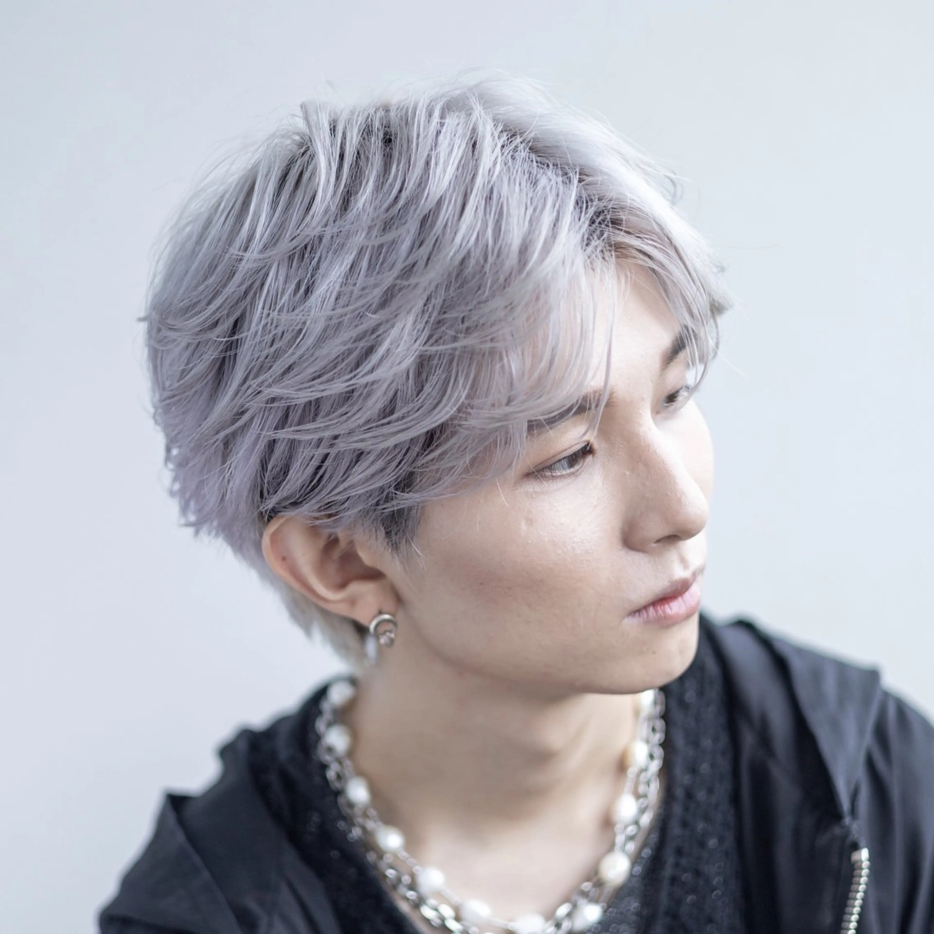 ショート カラー メンズ シルバー ホワイトシルバー ショートヘア カット ヘアカラー トリートメント 【メンズ縮毛矯正/ Ryoka】のヘアスタイル