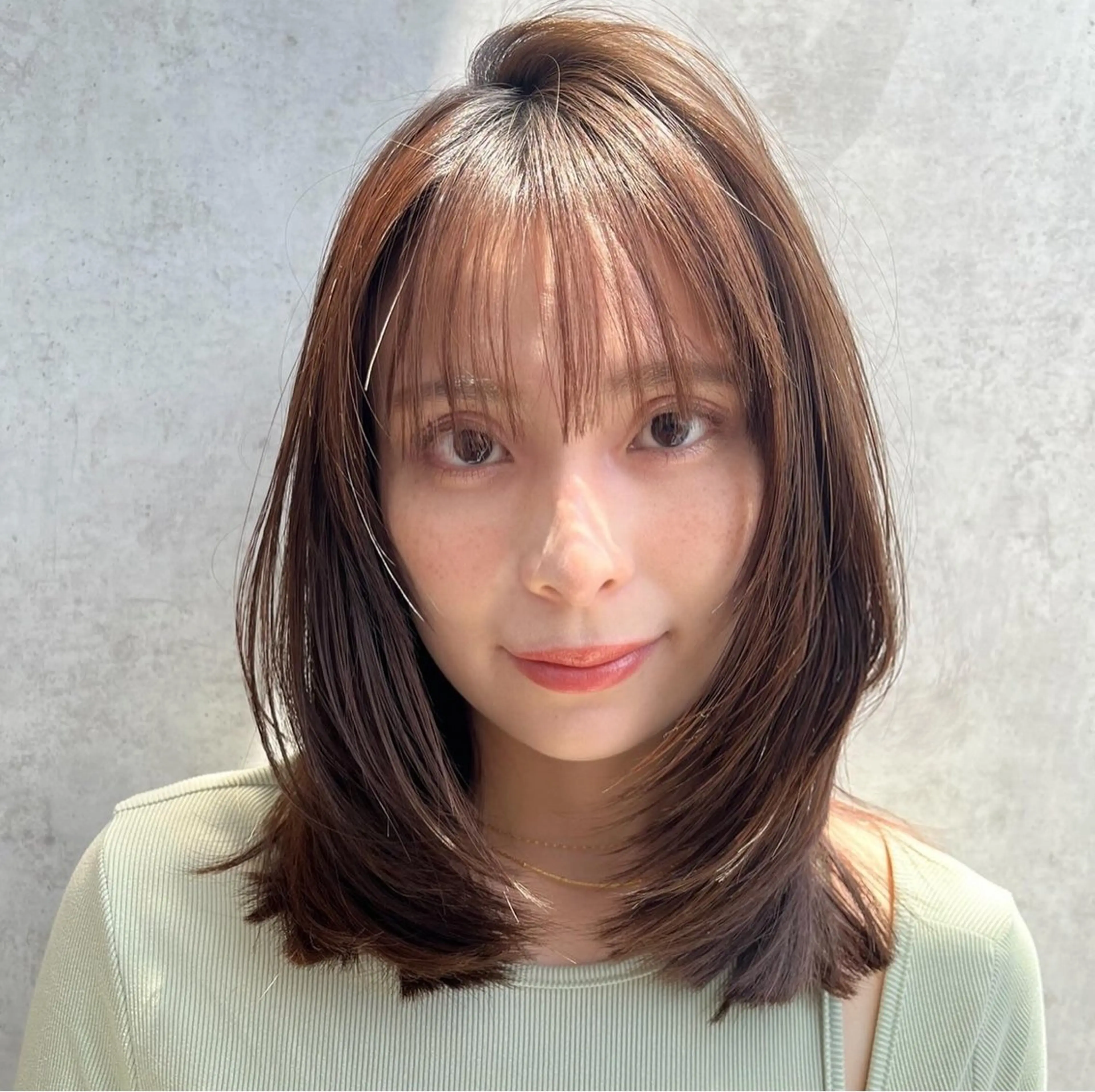 ミディアム カラー ミディアムレイヤー グレージュ くびれヘア 顔まわりレイヤー 顔周りカット 山崎/ボブ縮毛矯正 レイヤー髪質改善のヘアスタイル