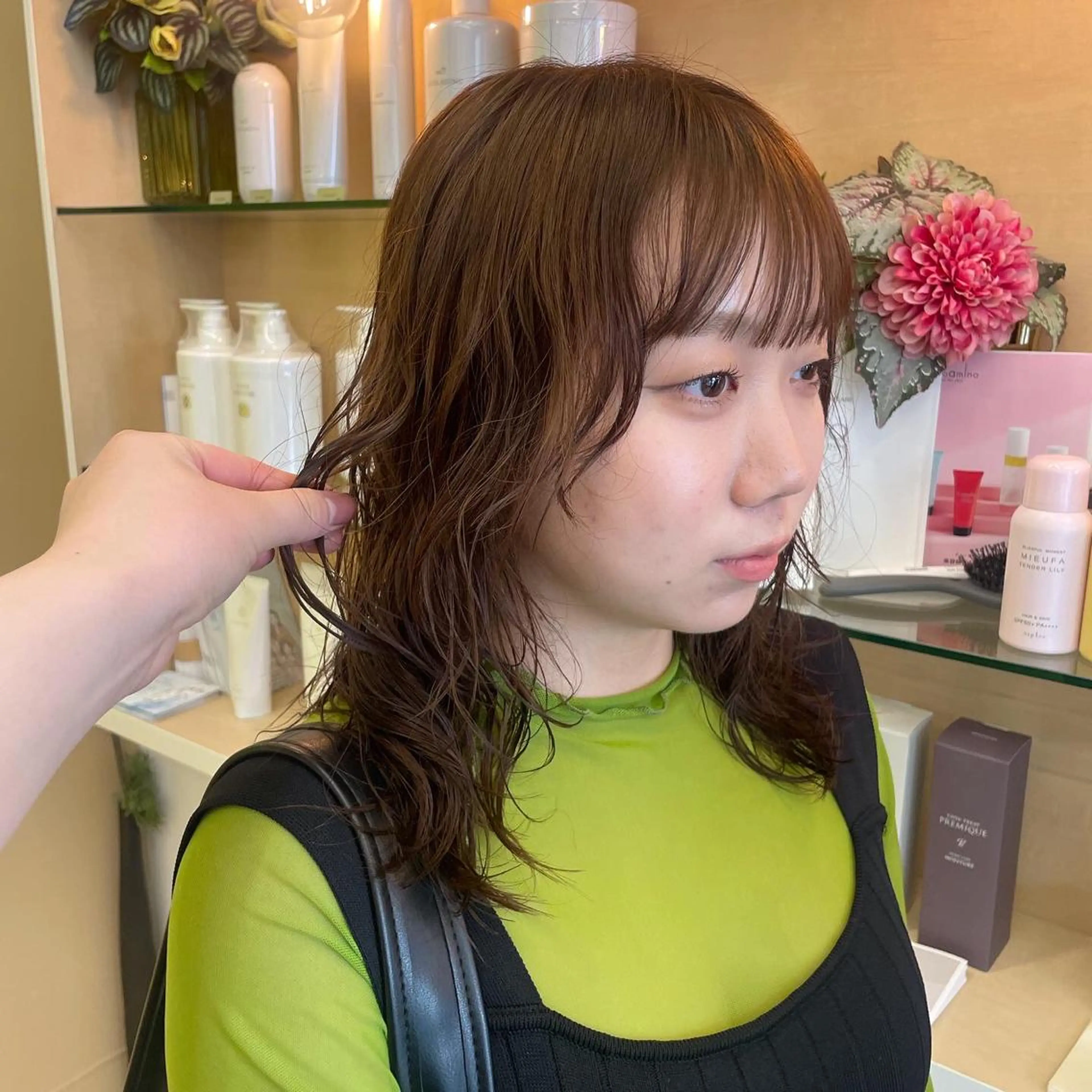 ミディアム カラー パーマ ヘアアレンジ ミディアムパーマ ベージュカラー 山下 とよかのヘアスタイル