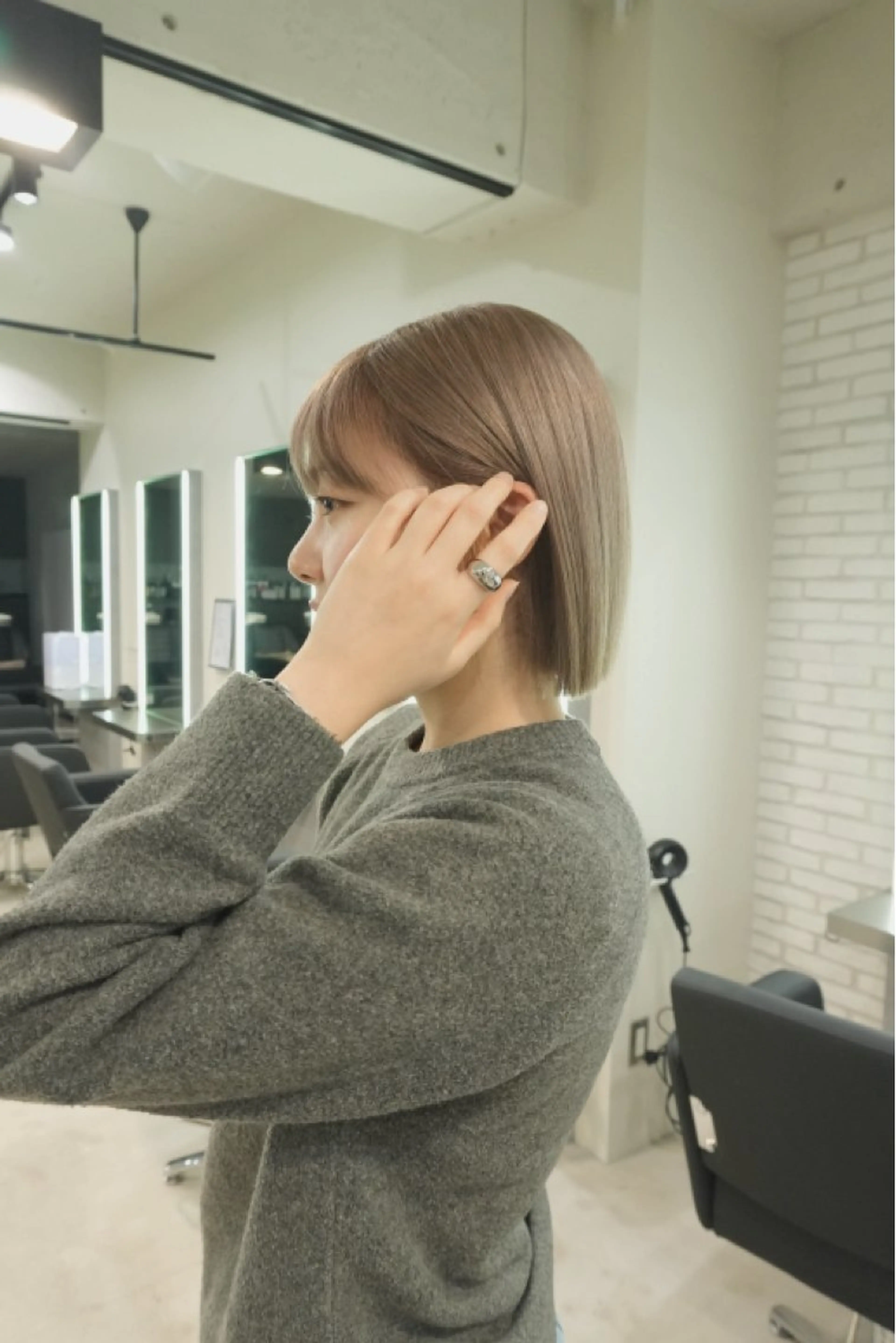 ショート カラー ブリーチ グレージュ ボブ Airi 韓国y2k ボブパーマのヘアスタイル