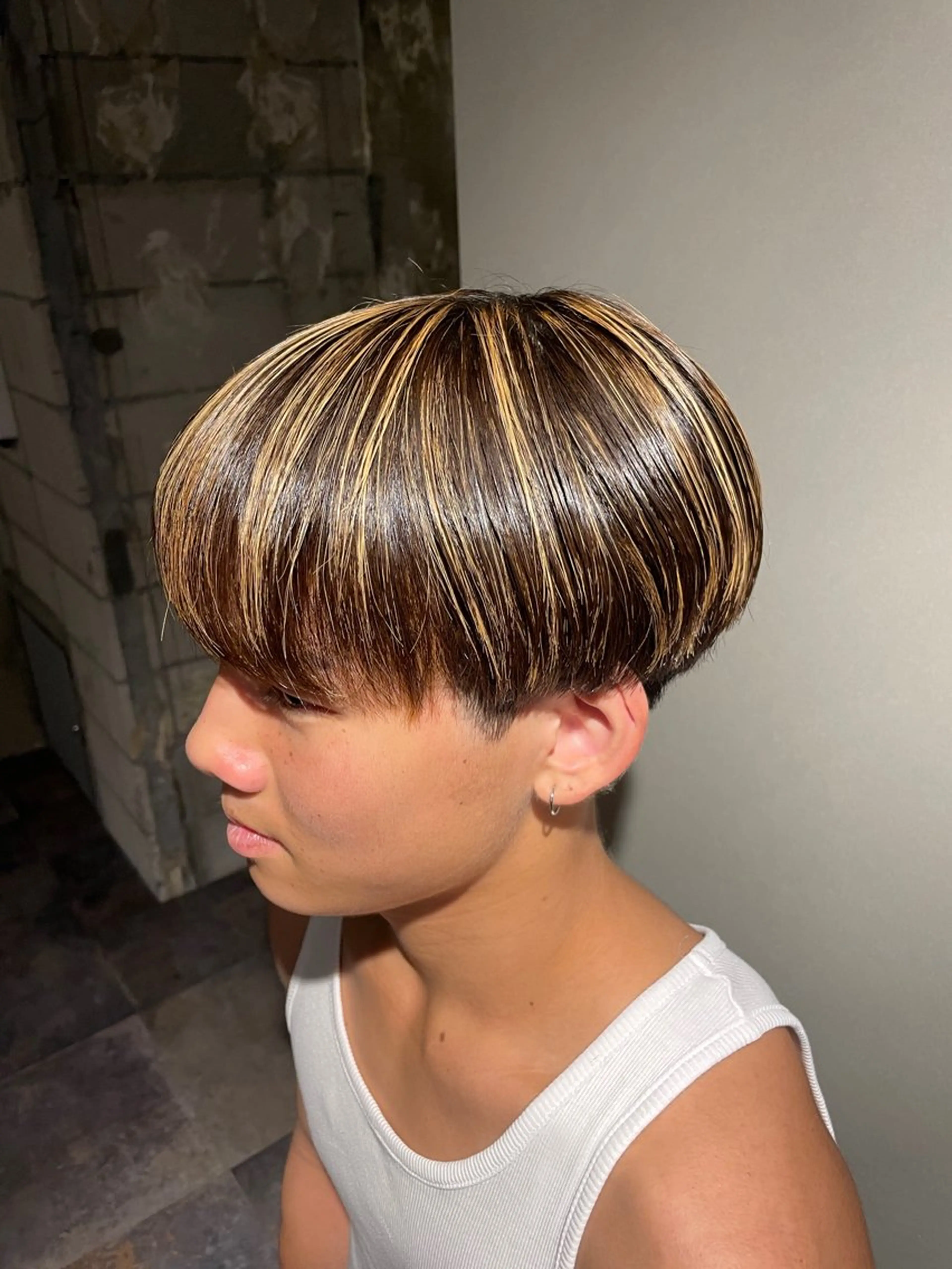 メンズ センターパート メンズハイトーン マッシュウルフ マッシュ メンズパーマ メンズヘア/岩舘 真斗のヘアスタイル