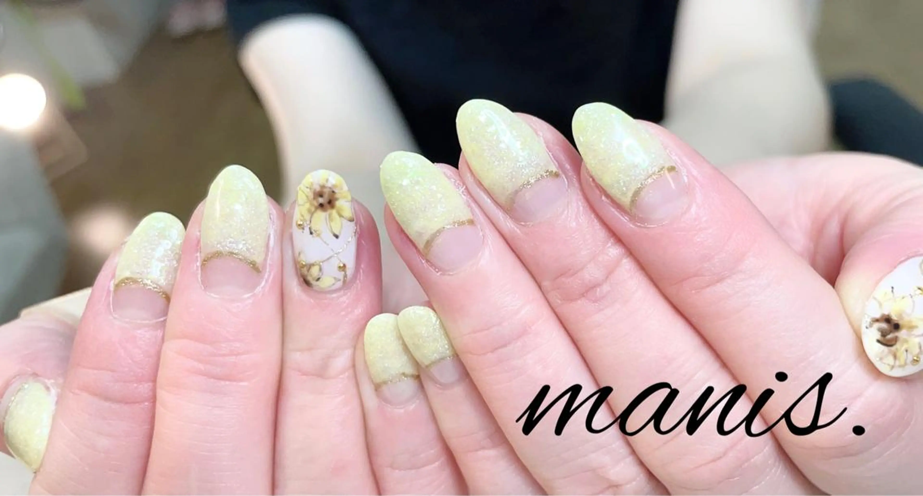 ネイル フレンチネイル manis .のネイルデザイン