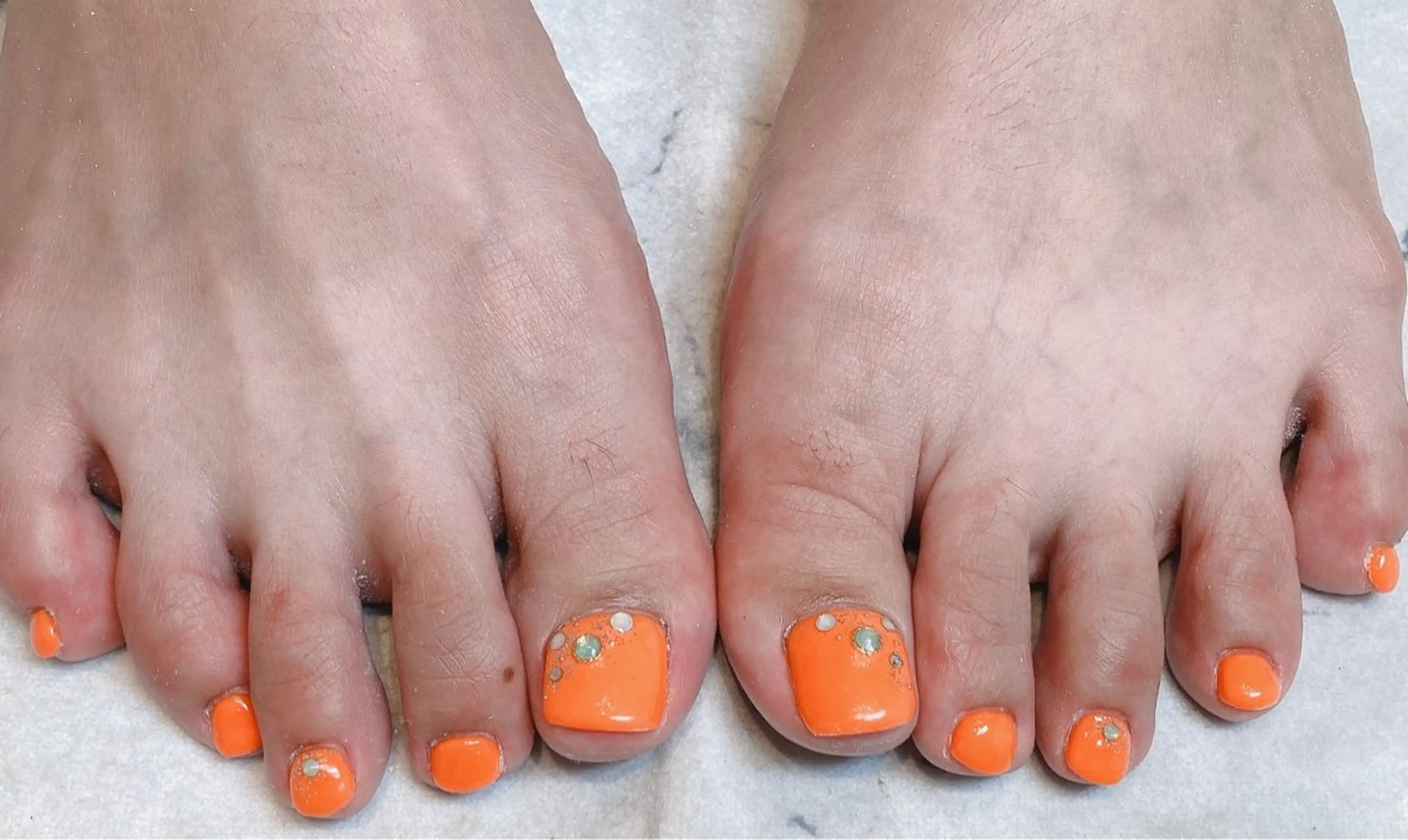 ネイル アートネイル オレンジ ストーンネイル フットネイル AngeGarden Beautymihoのネイルデザイン