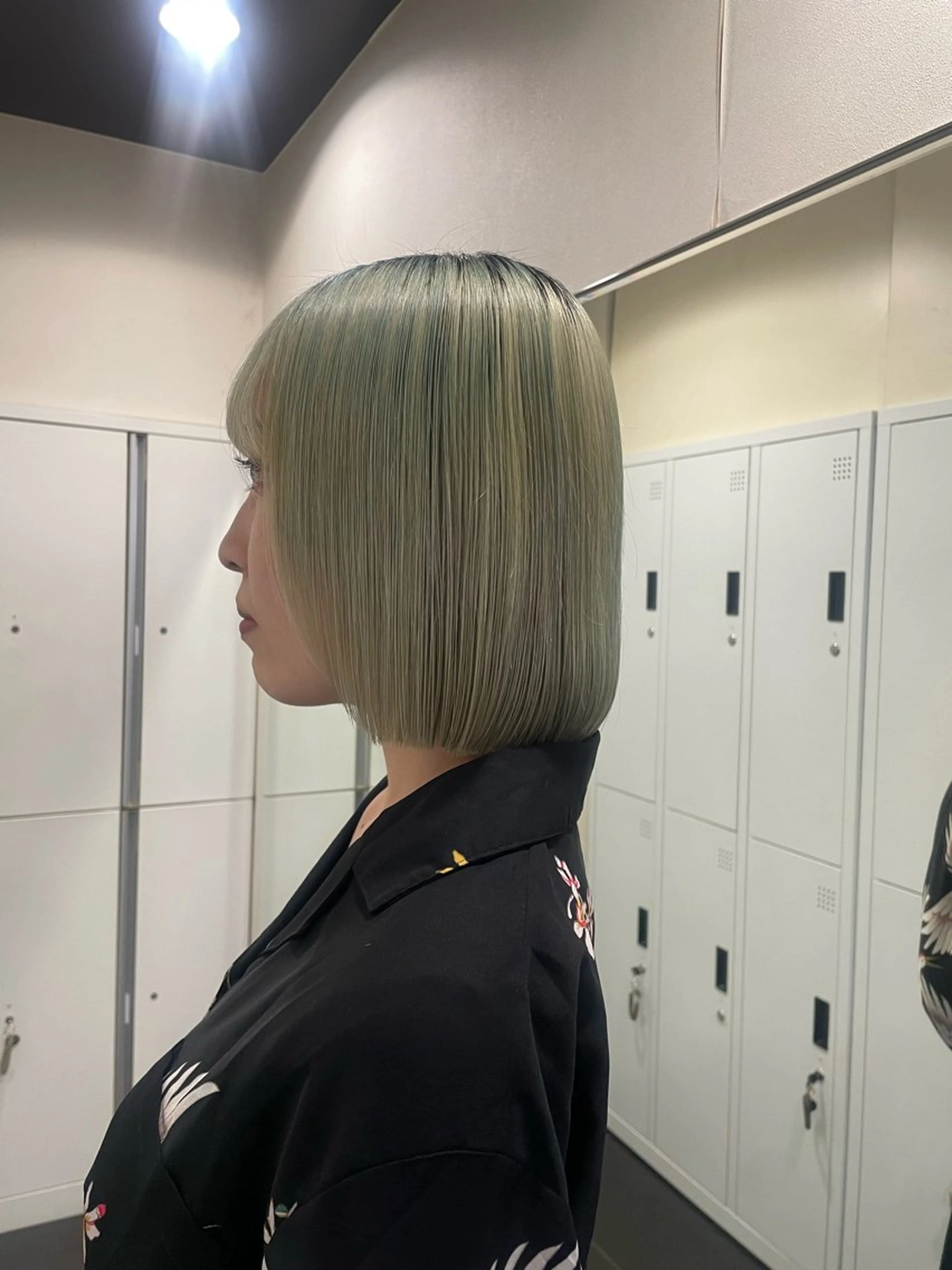 ミディアム カット ハイトーン/レイヤー 似合わせ・ユキノのヘアスタイル