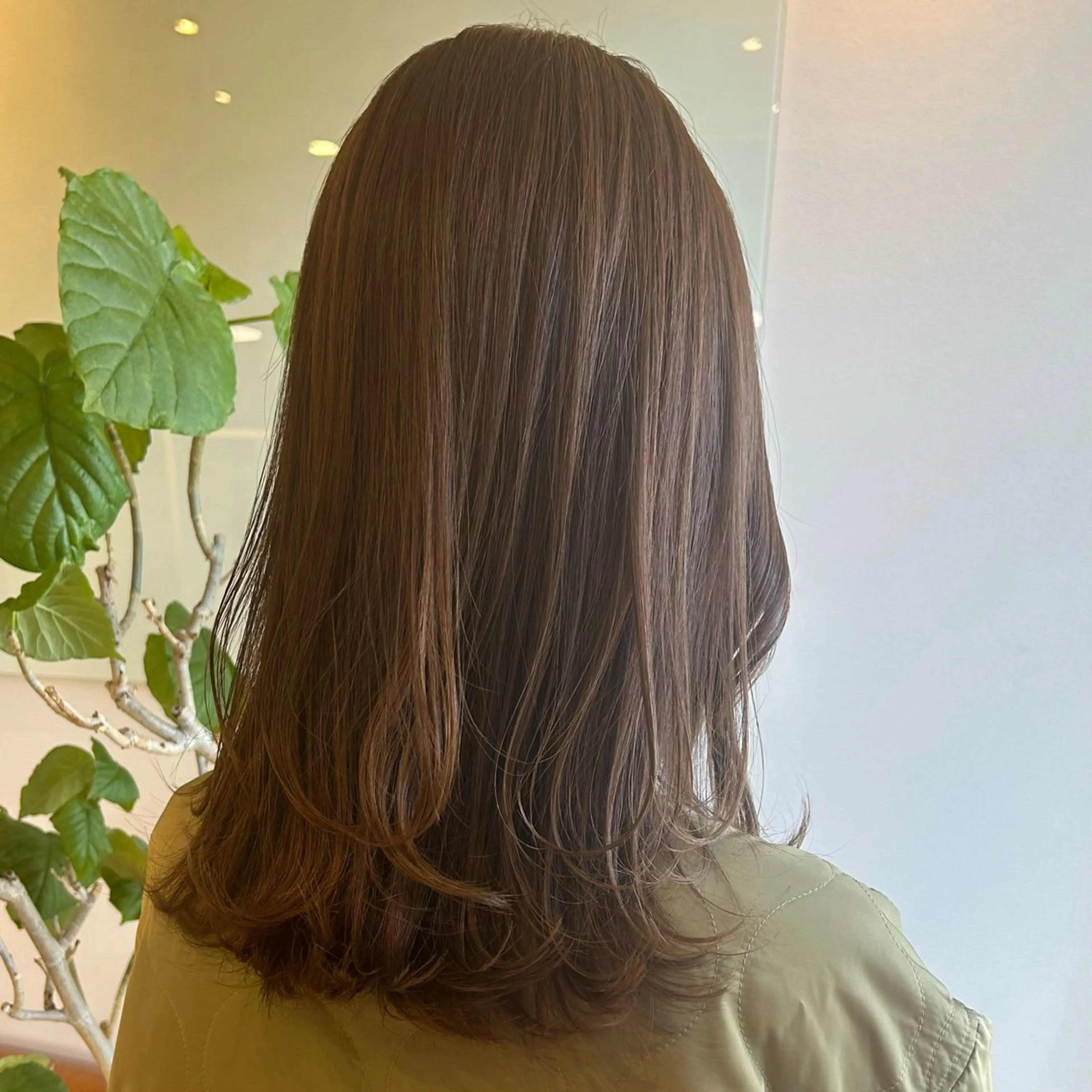 セミロング カラー オリーブカラー レイヤーカット 山本 知佳のヘアスタイル