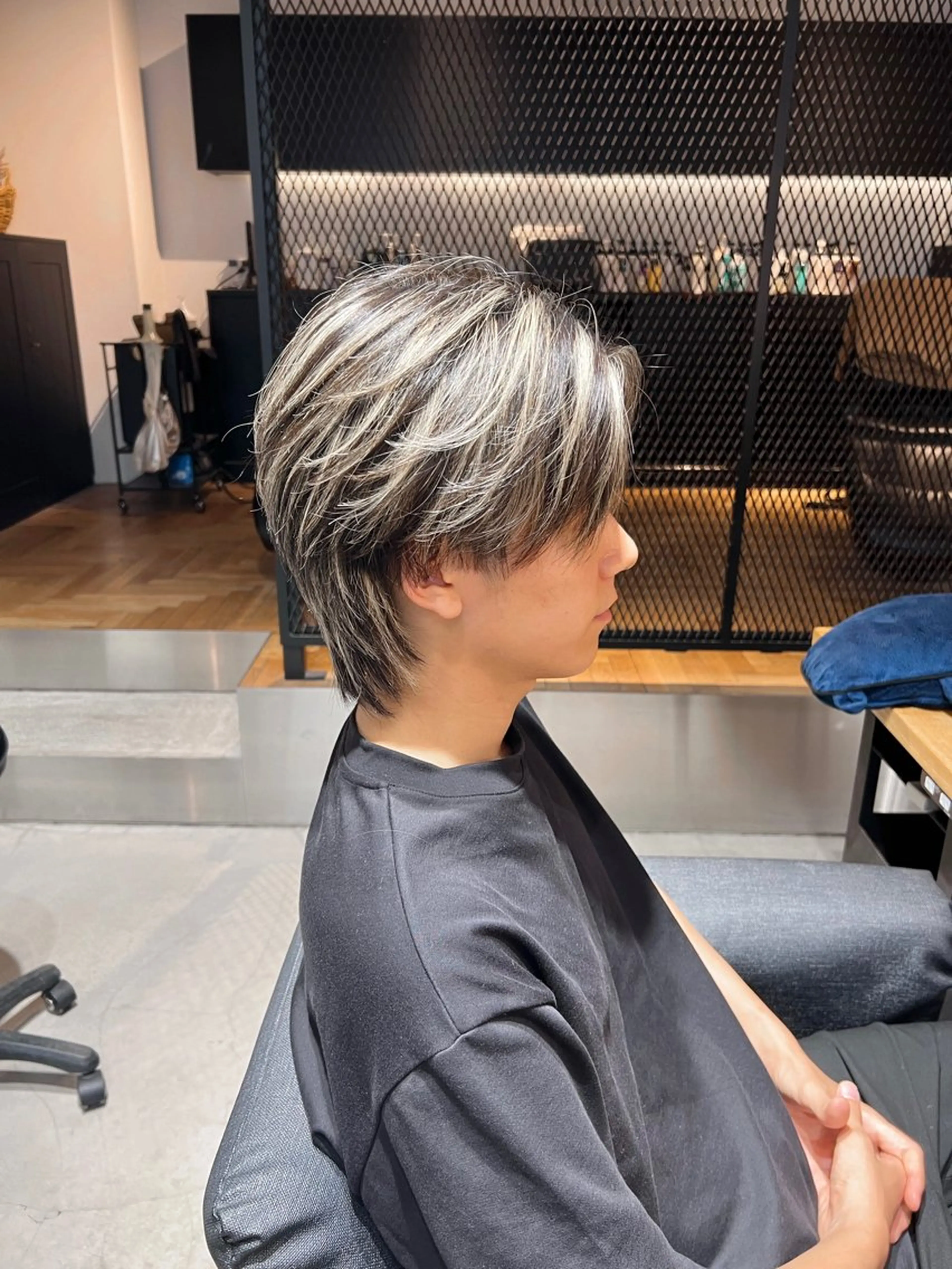 カラー メンズ センターパート メンズハイライト メンズメッシュ ハイライトカラー メッシュ カット ヘアカラー トリートメント メンズ専門　井藤 雅也のヘアスタイル