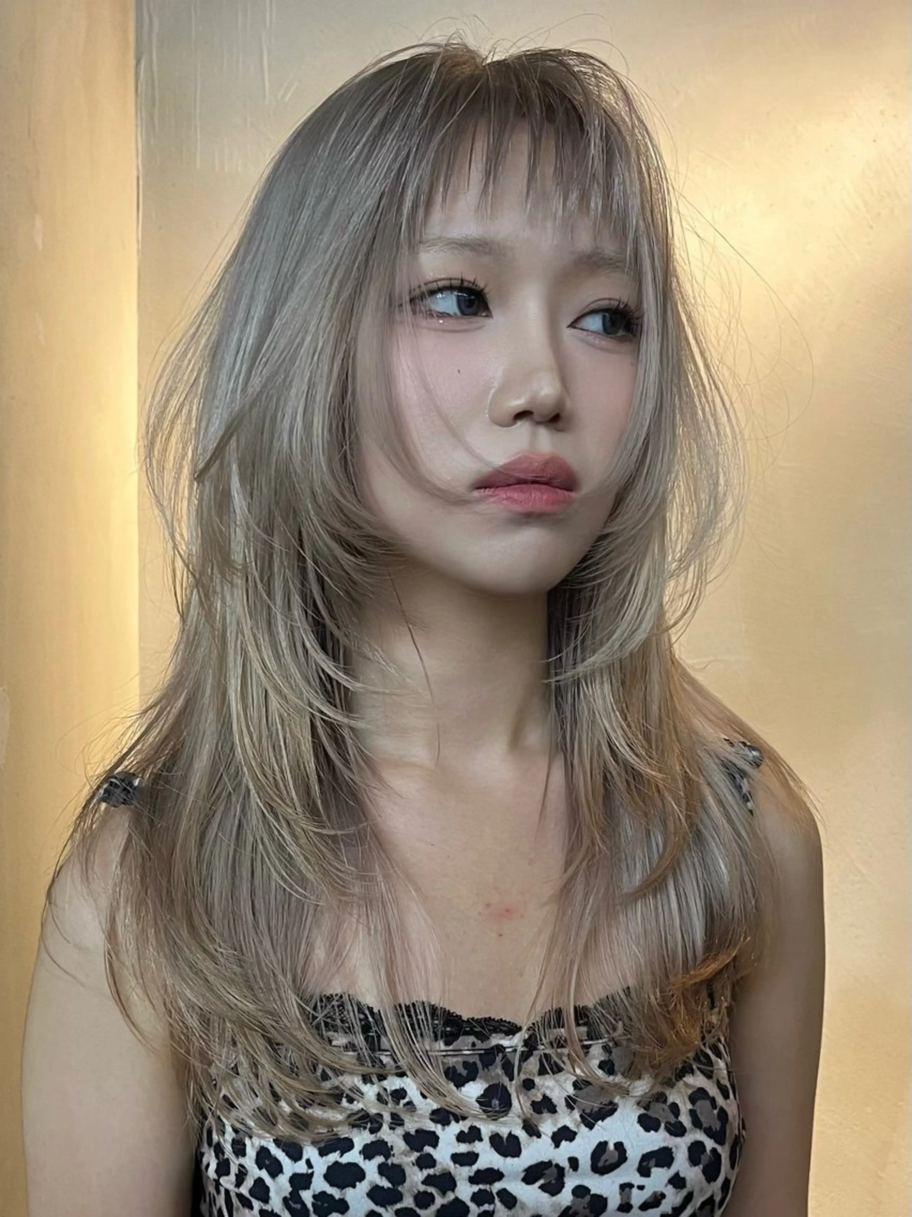 セミロング カラー イツク ⚡️ ルーツ/ハイトーンのヘアスタイル