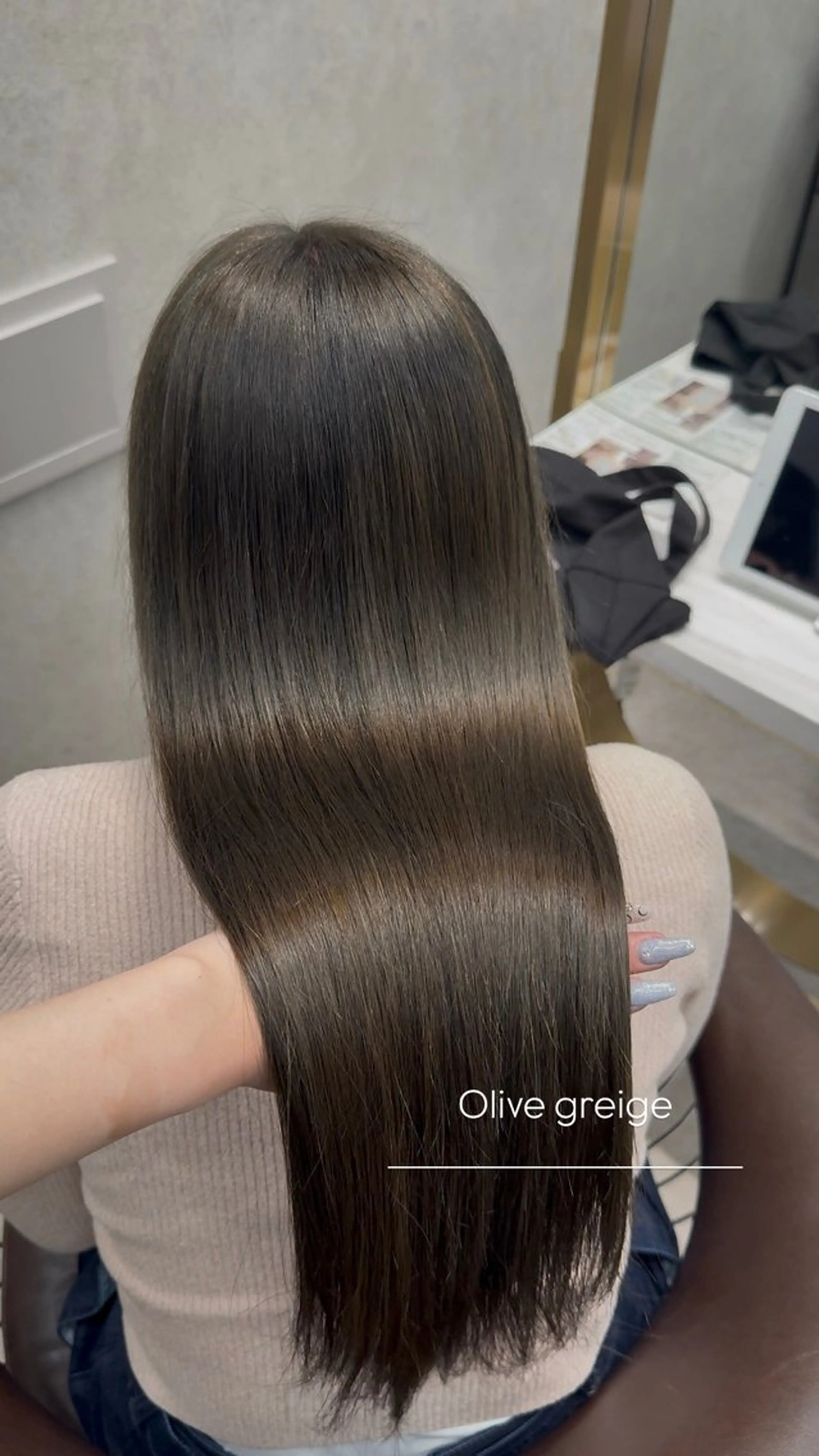 ロング ヘアカラー トリートメント Nanami / ベージュ/グレージュのヘアスタイル