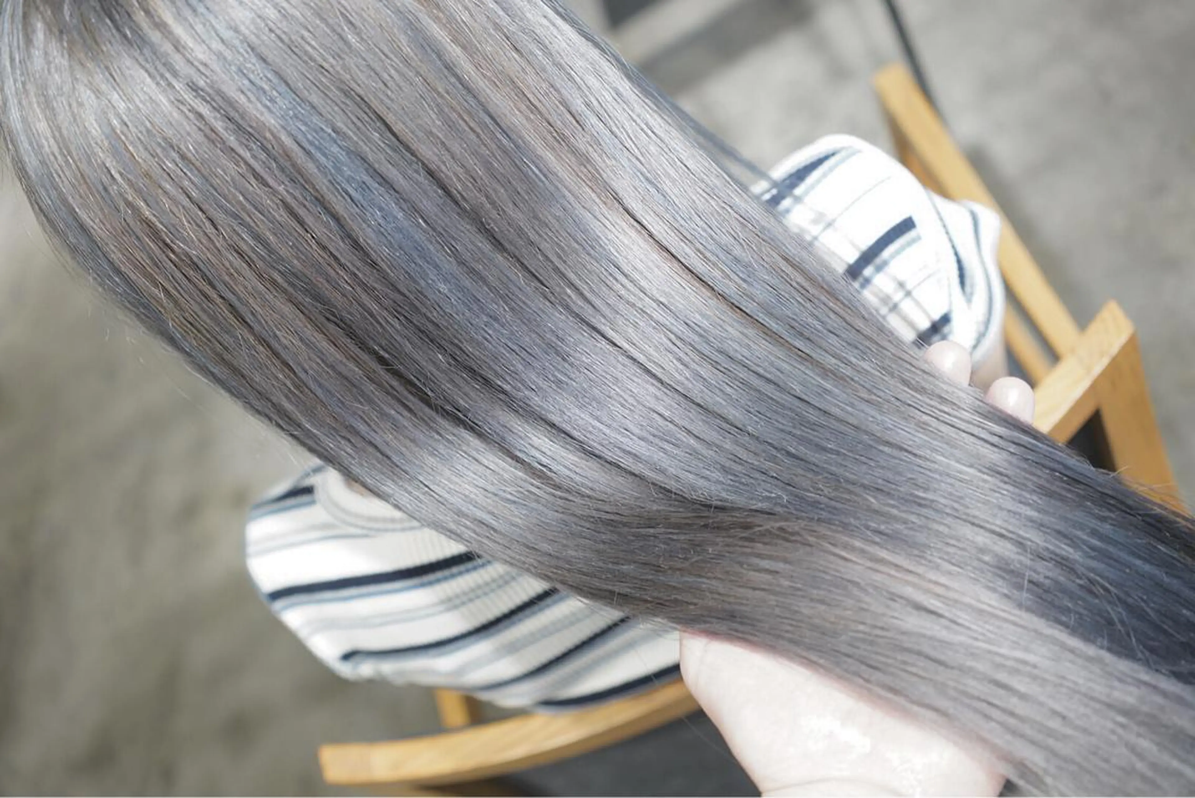 ロング カラー ブルーカラー デザインカラー シルバー ヘアカラー トリートメント ハイトーン/レイヤー /ケアブリーチ石川治のヘアスタイル