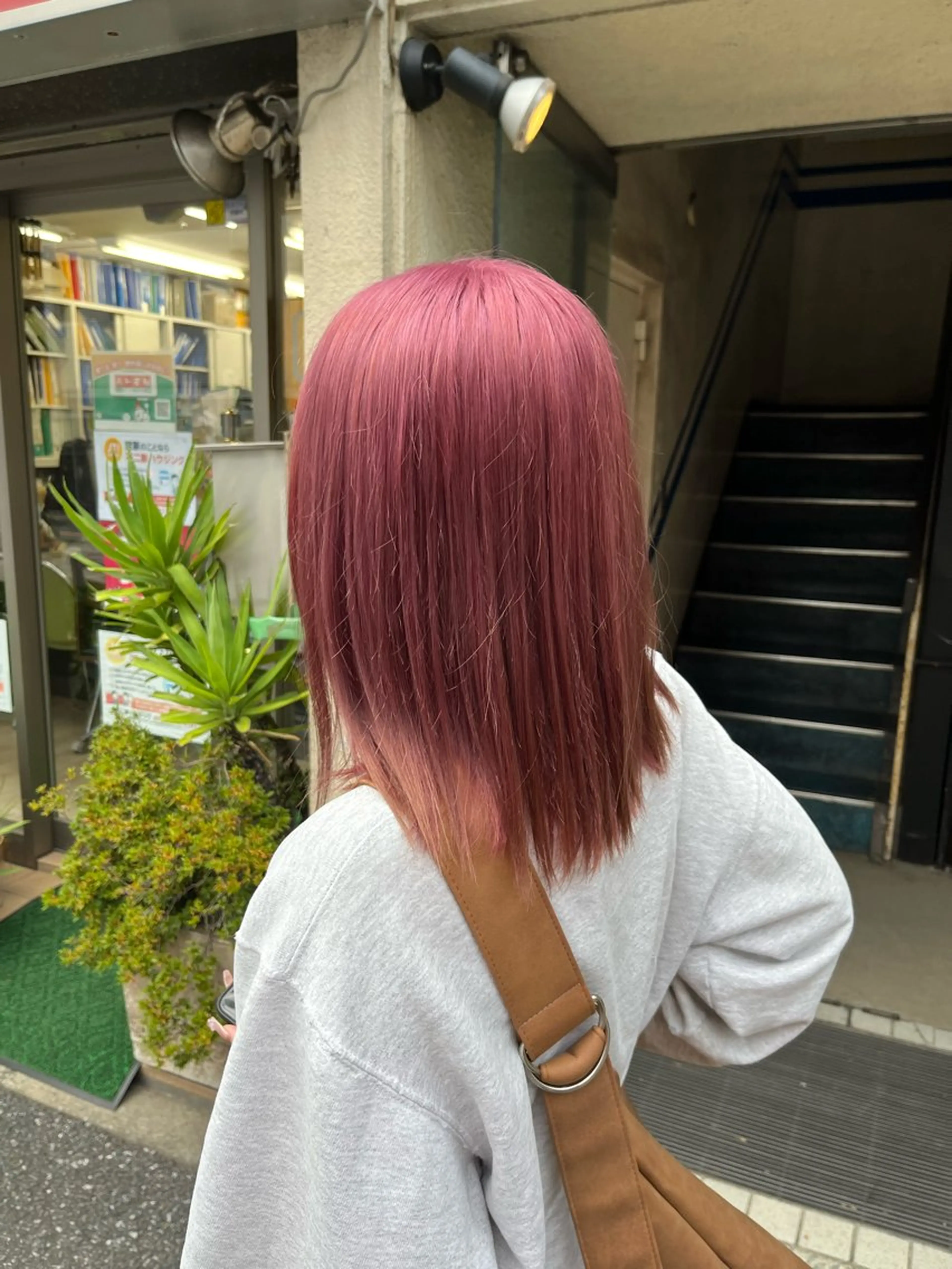 ミディアム カラー ピンクカラー ヘアカラー トリートメント 艶髪/ハイトーン/ ヘアセット/モエノのヘアスタイル