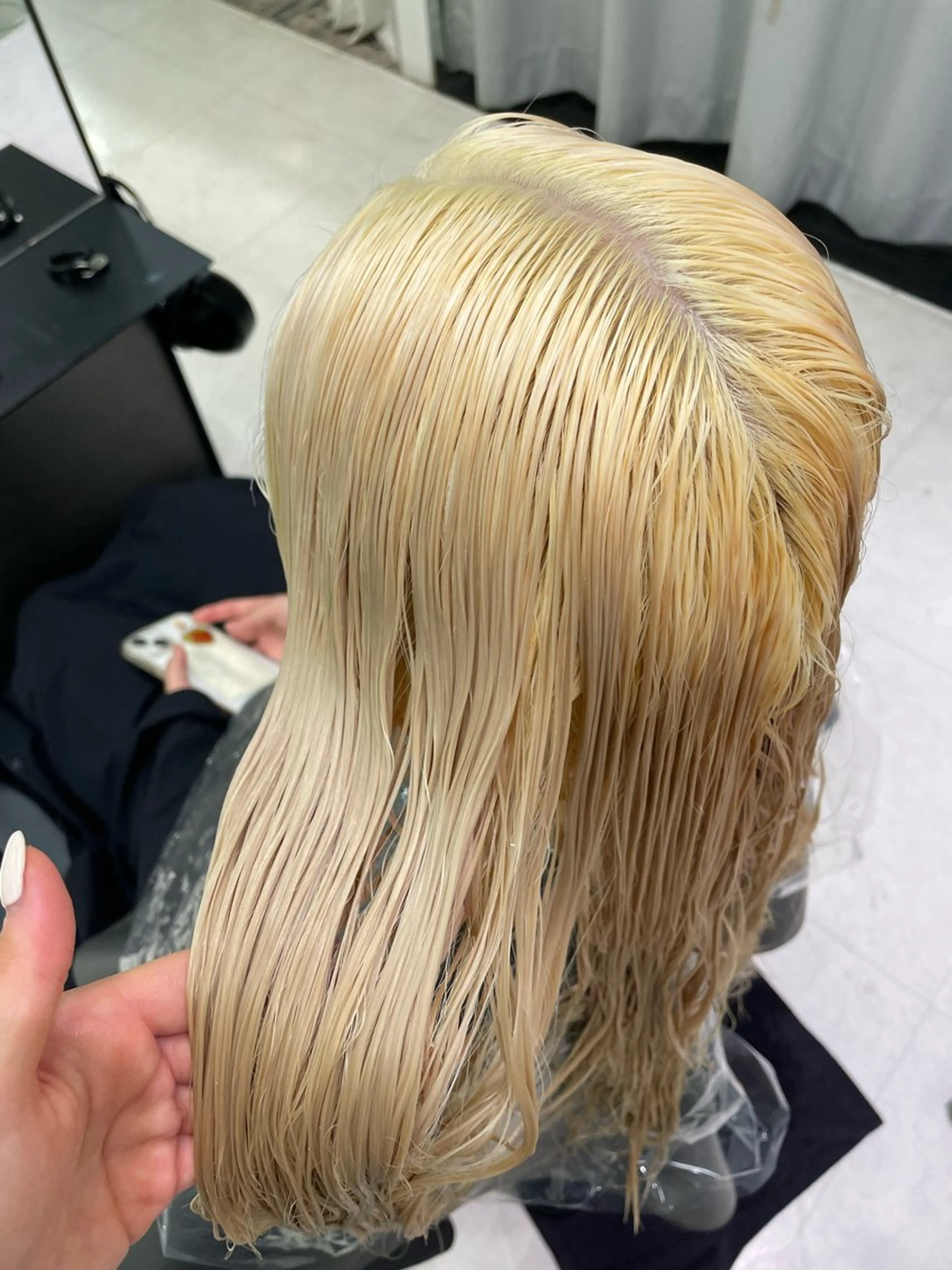 セミロング カラー 🫧ハイトーン✨格安 より質💐マンツーマのヘアスタイル