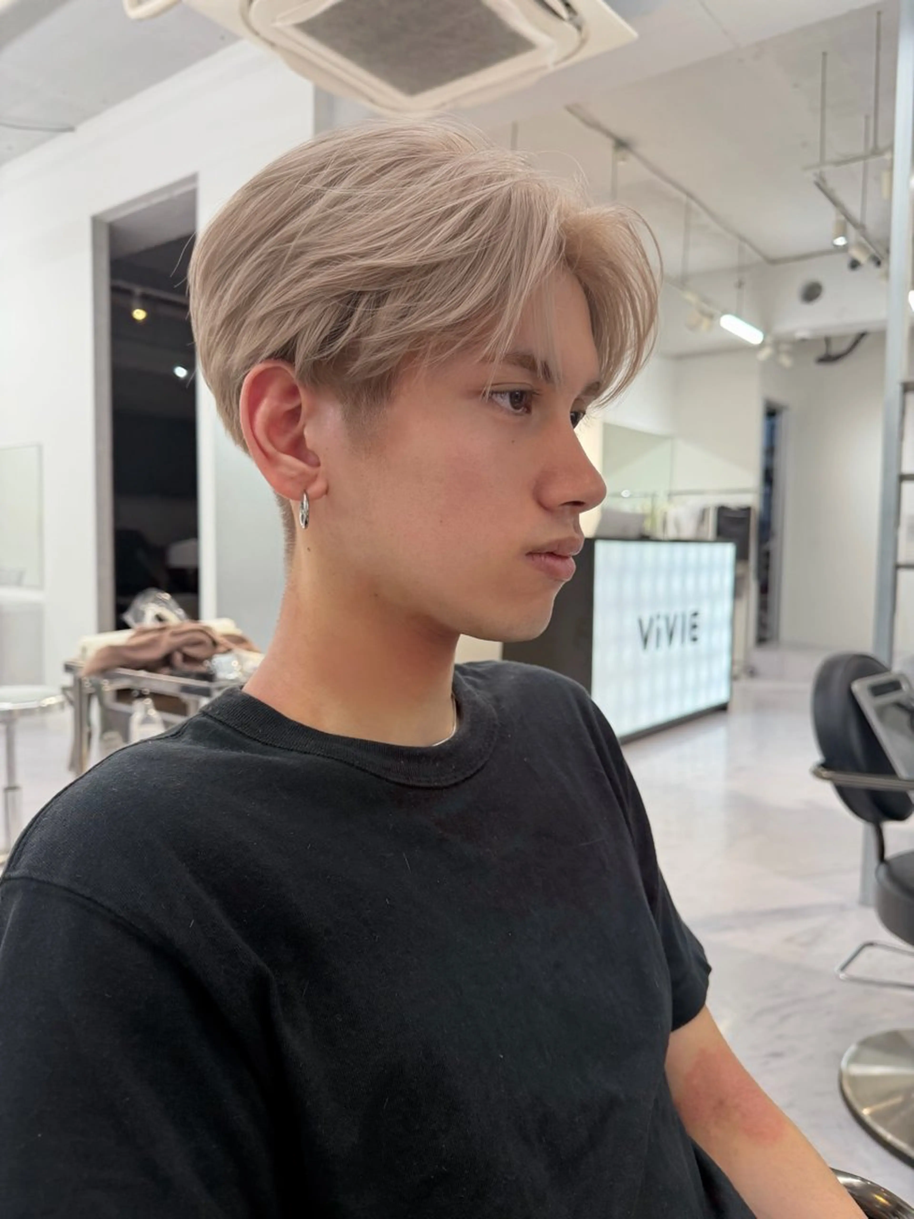 ショート カラー メンズ メンズブリーチ メンズハイトーン メンズインナーカラー ベージュカラー ブリーチ ヘアカラー TATSUブリーチ/ ミルクティーベージュのヘアスタイル