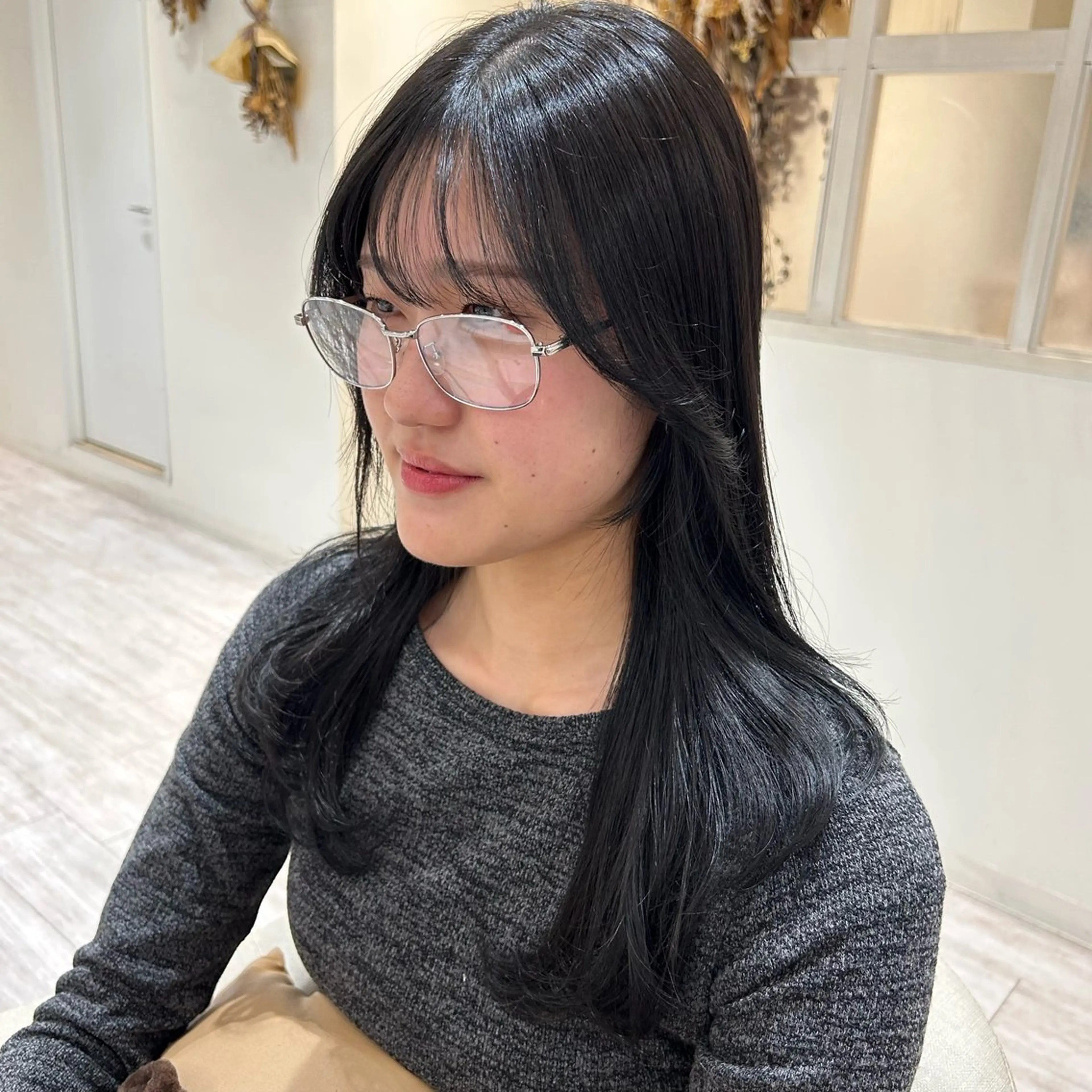 ロング カラー オリーブグレー レイヤーカット afrodite HINATAのヘアスタイル