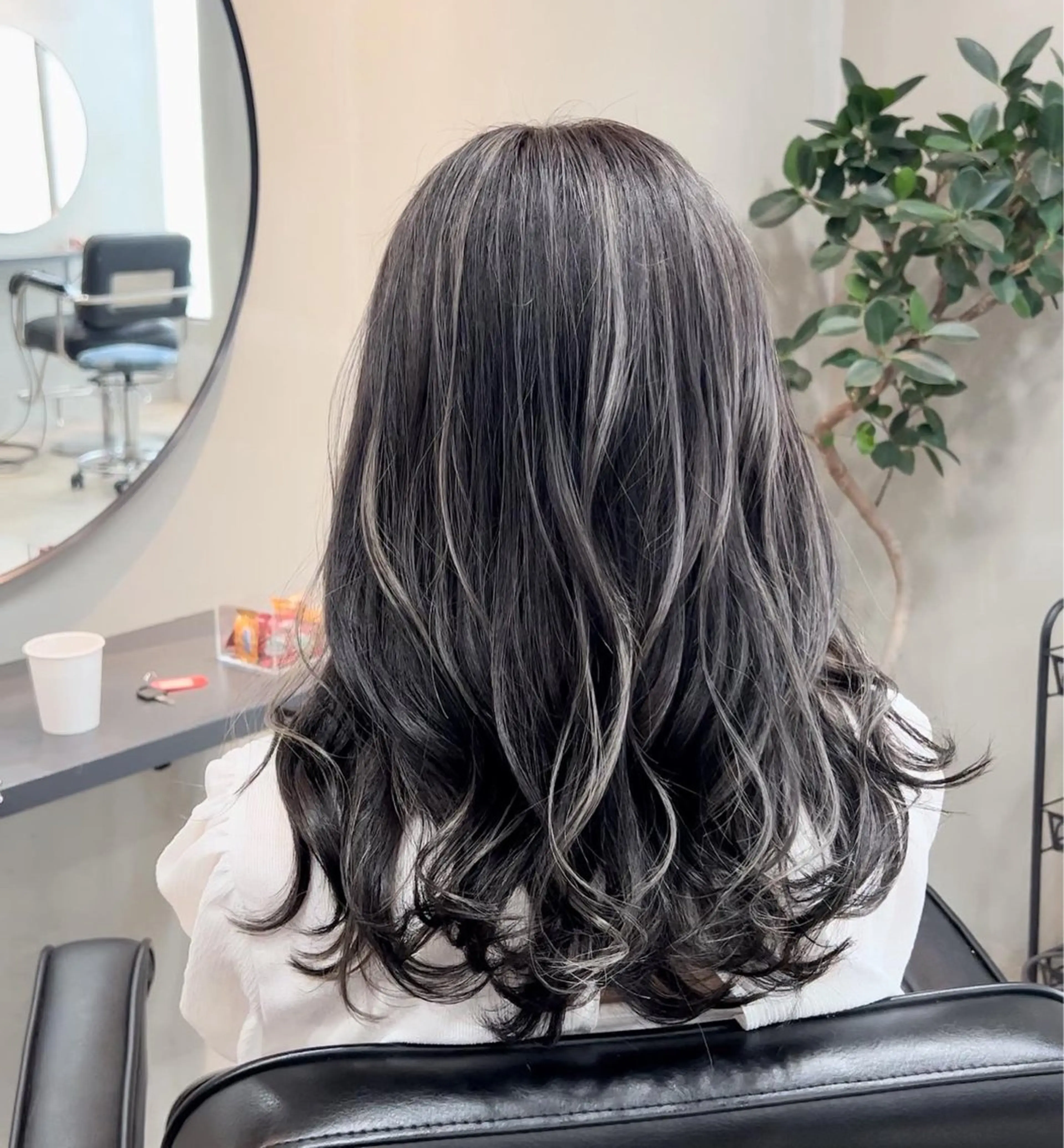セミロング カラー リサ tonieのヘアスタイル