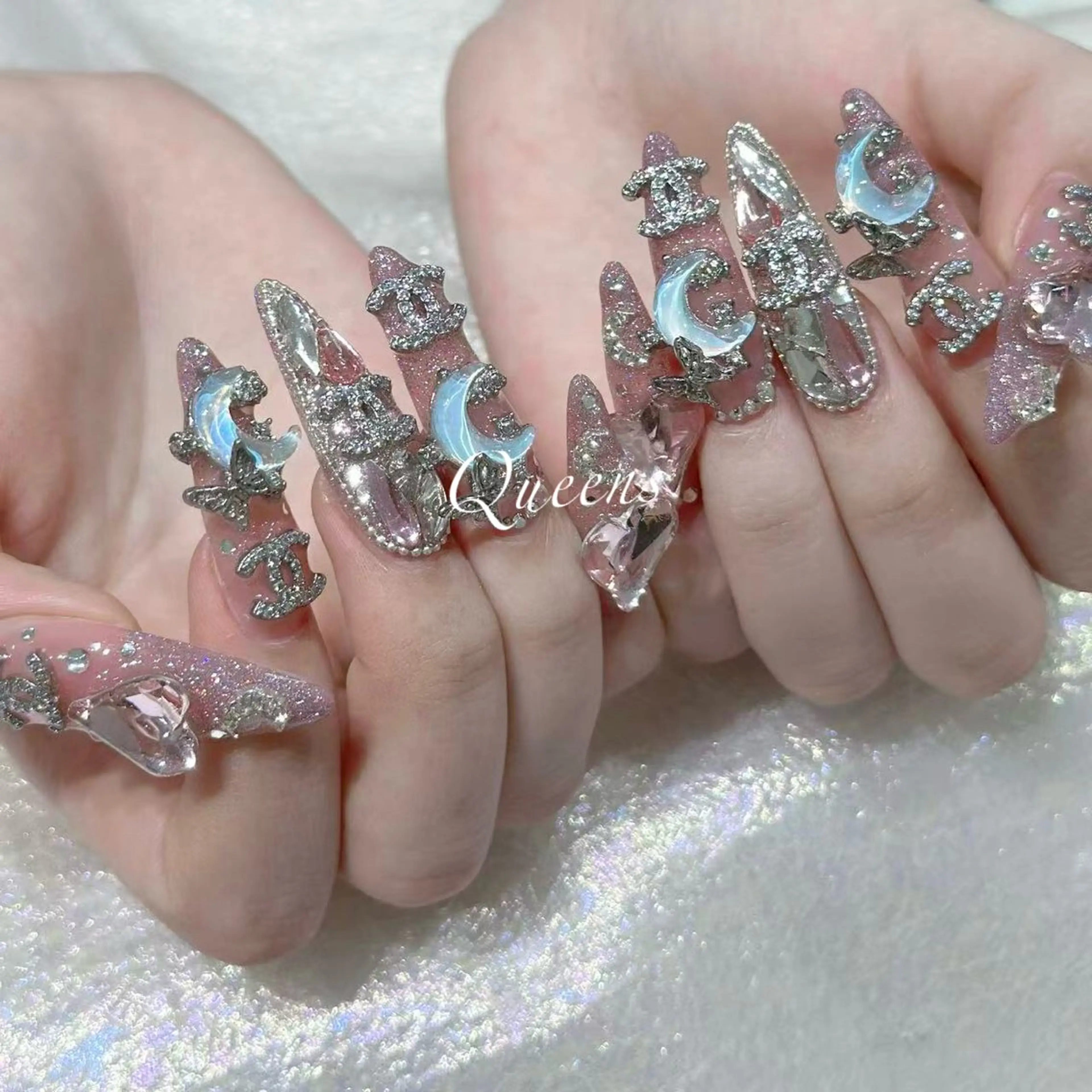 ネイル Queens テイのネイルデザイン