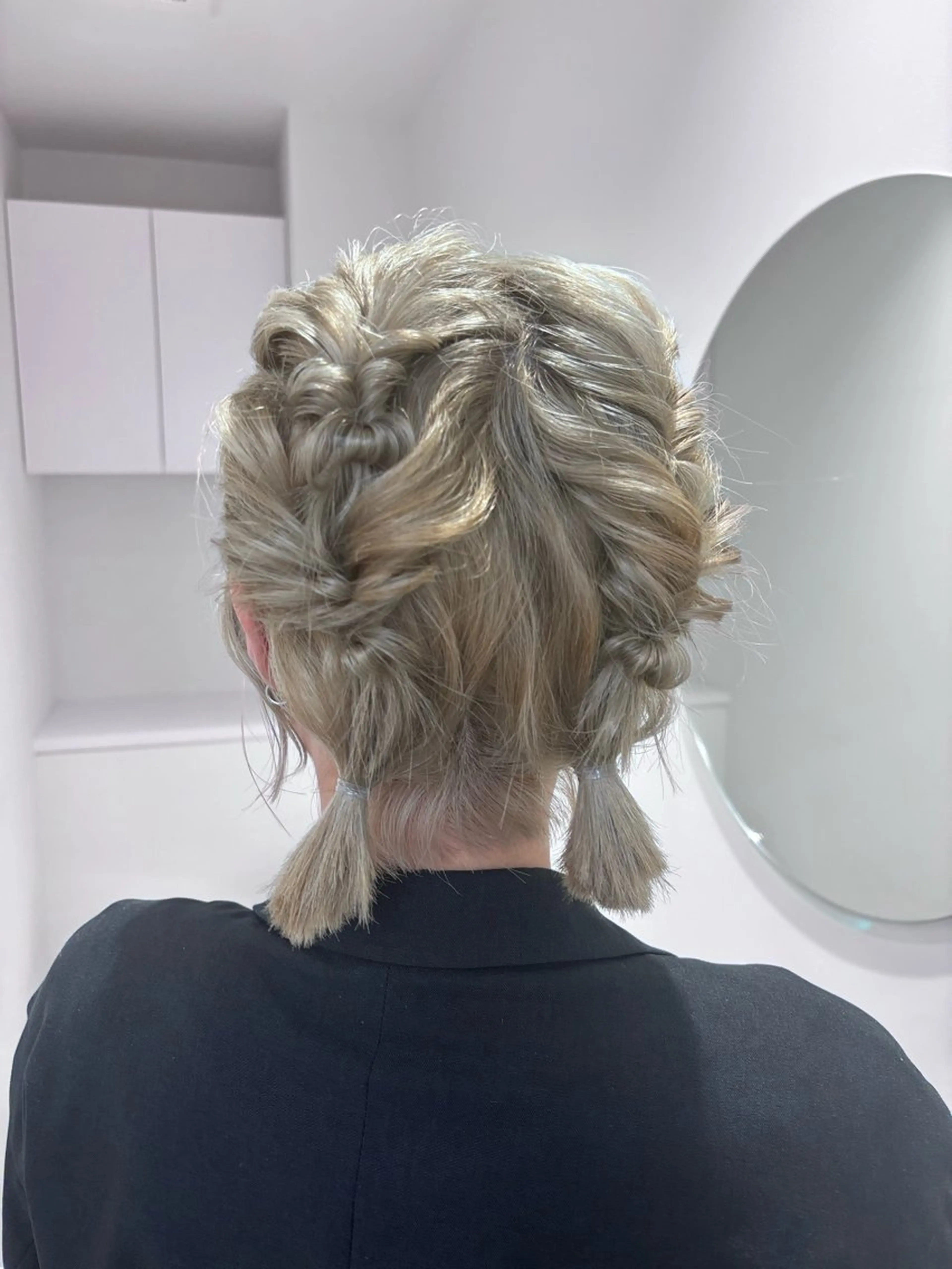 ヘアアレンジ 🧸ミルクティー／ 顔周りレイヤー/ミクのヘアスタイル