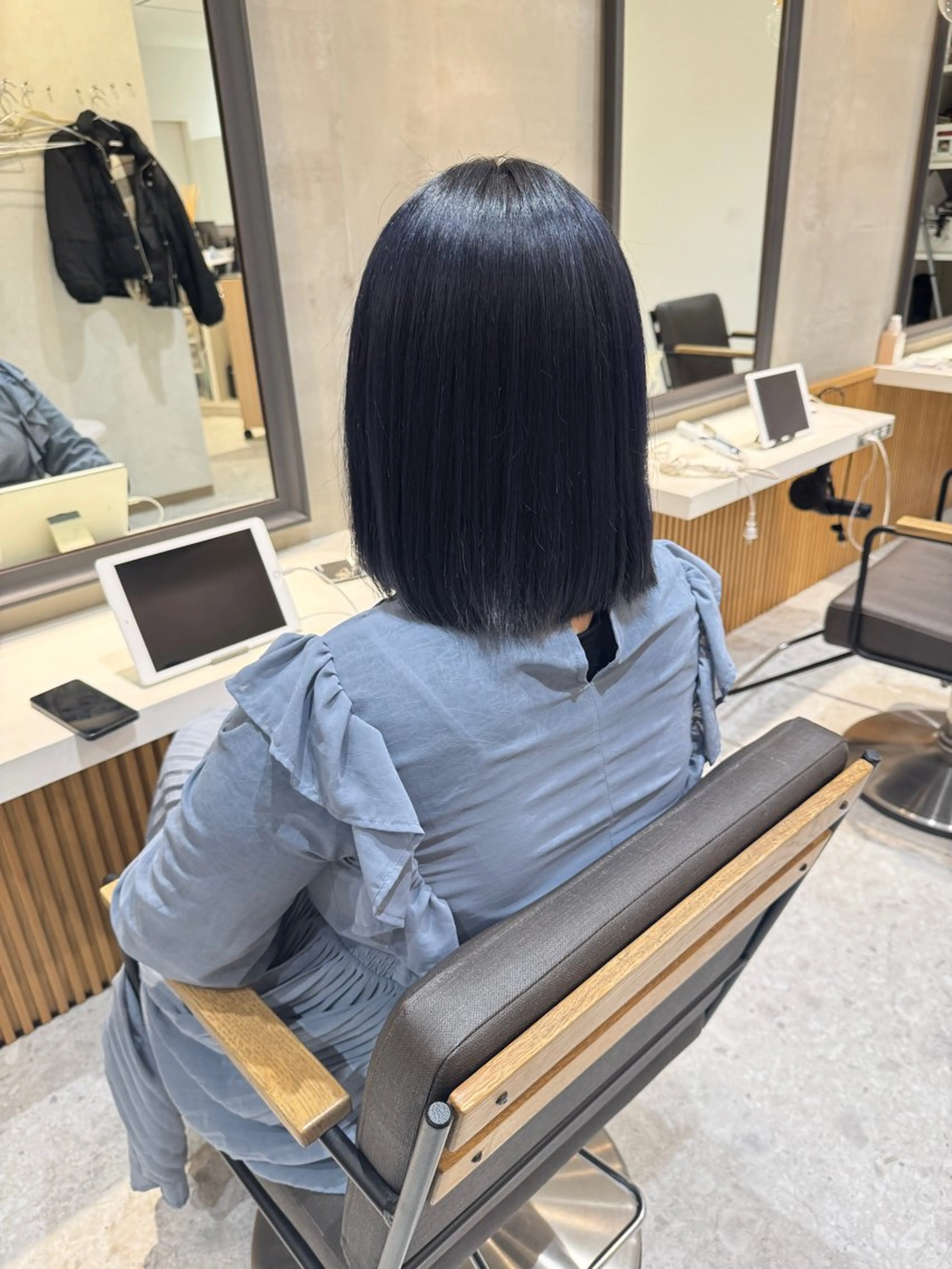 ミディアム カラー 黒髪 ブリーチ ブルーカラー ブルーブラック 透明感カラー ヘアセット お呼ばれ カチモリ/はるか🎀のヘアスタイル