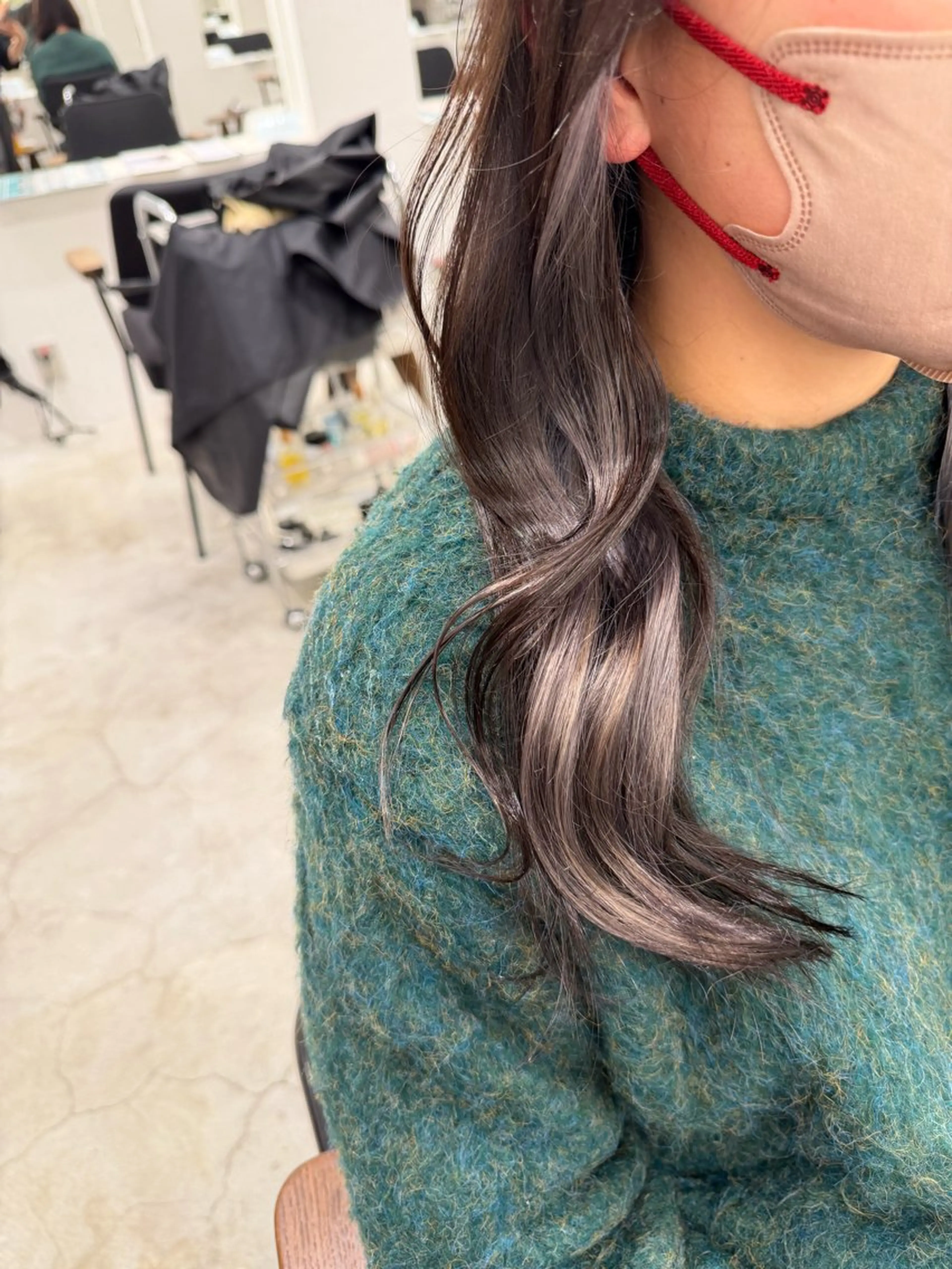 セミロング カラー シルバー 萩原 紗妃のヘアスタイル