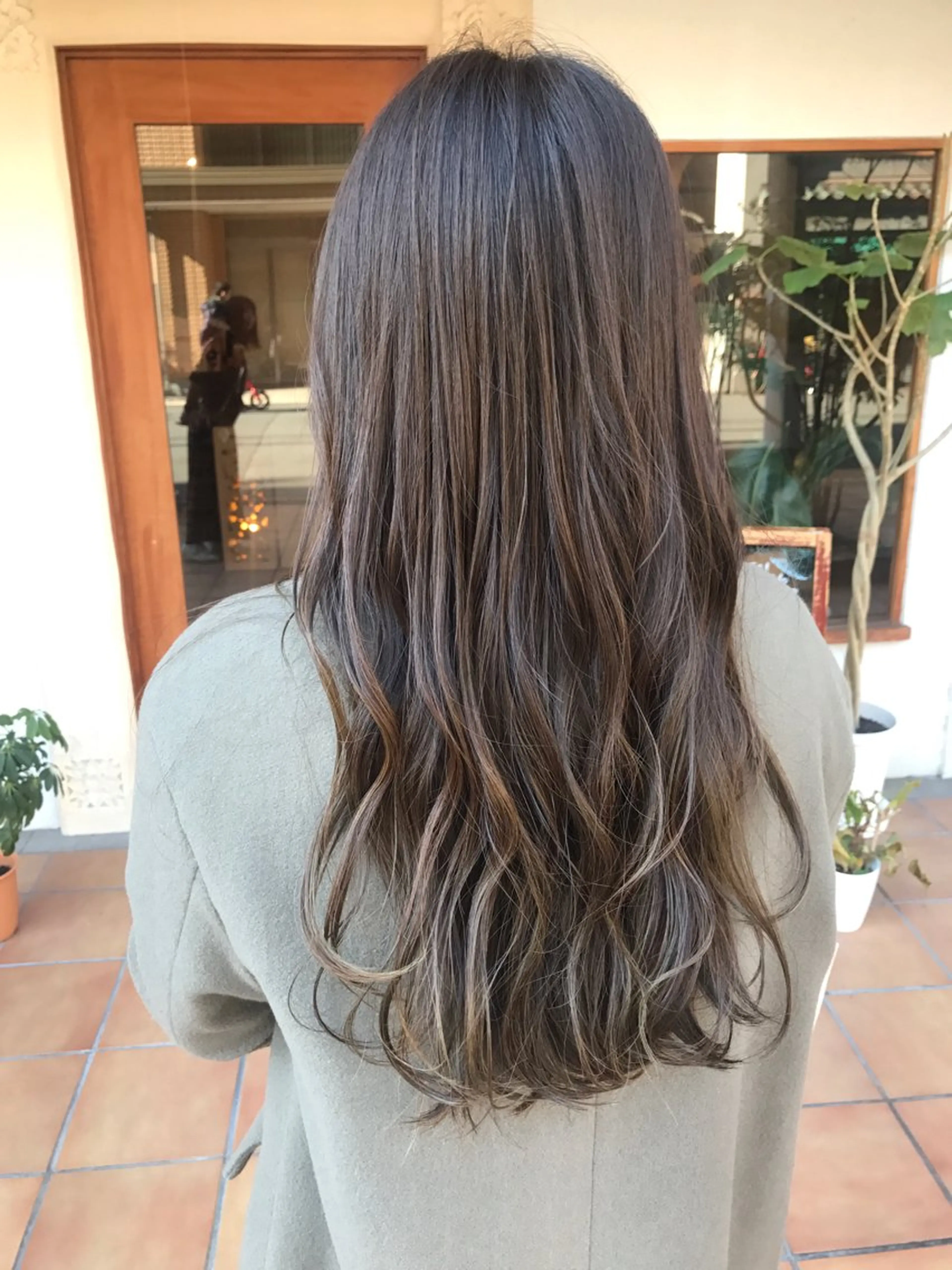 ロング カラー ハイライトカラー ハイライト ヘアカラー トリートメント Tee’s ケアブリ ーチ　ハイライトのヘアスタイル