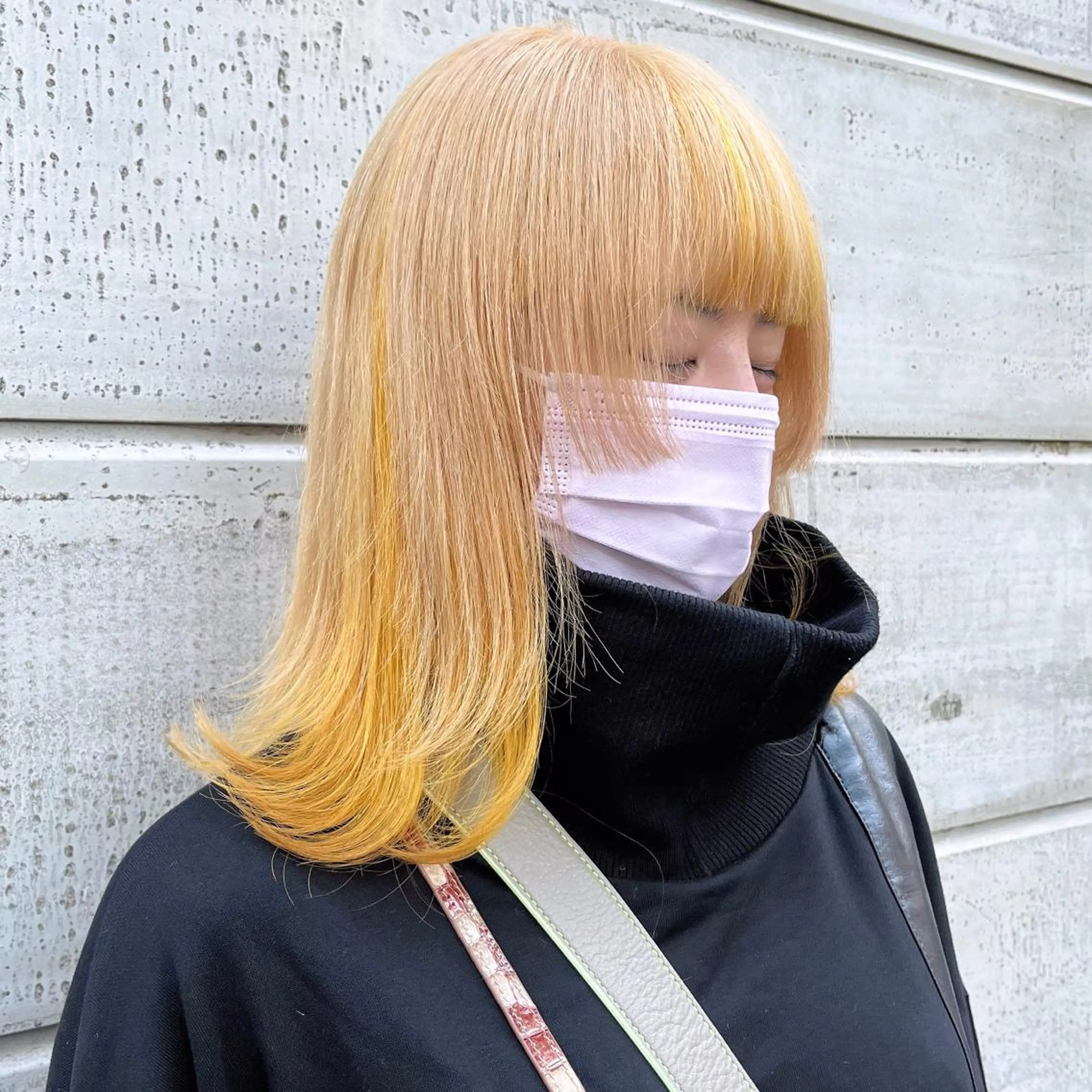 ミディアム カラー ヘアアレンジ ベージュカラー インナーカラー ホワイトベージュ 八巻 晴香のヘアスタイル