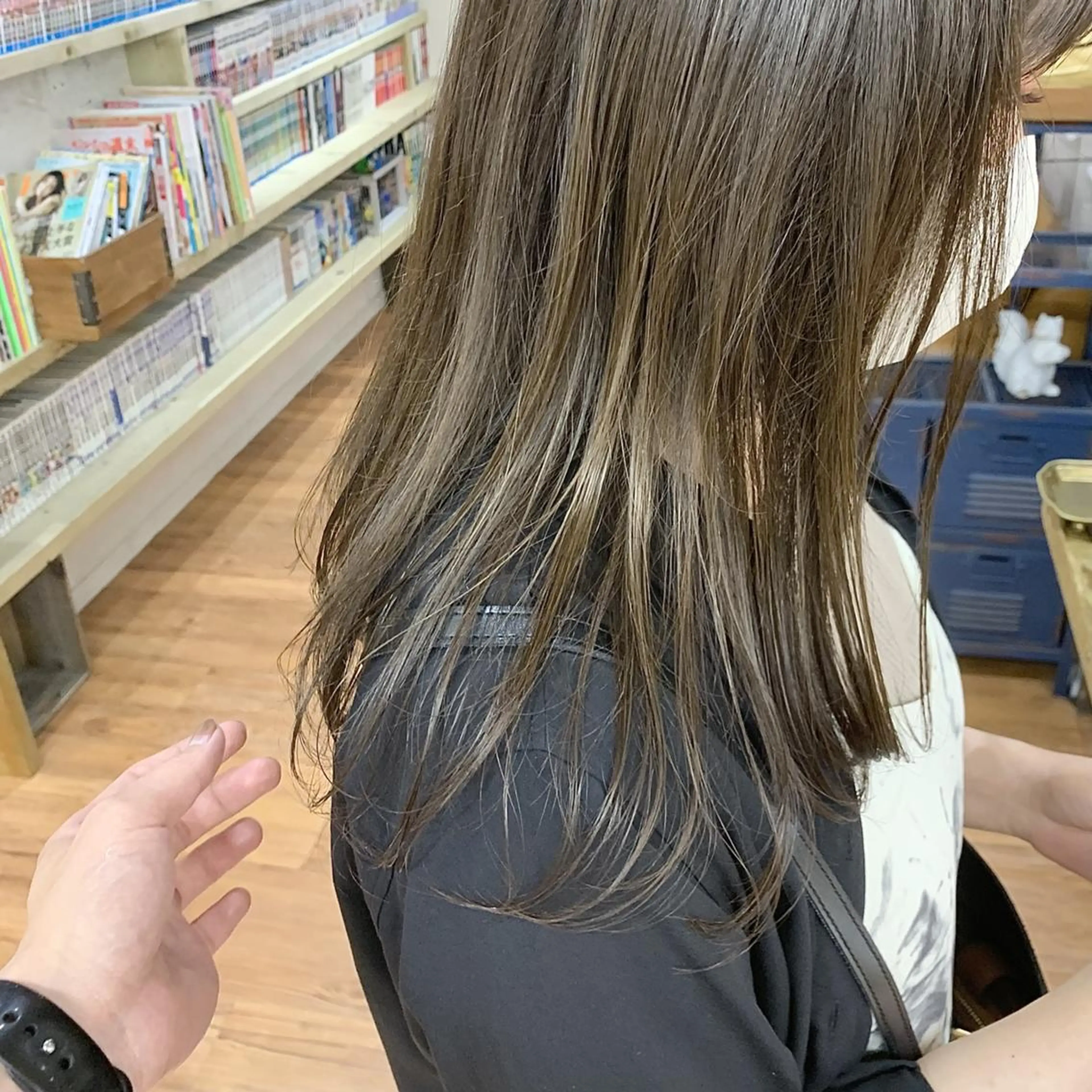 ミディアム カラー ベージュカラー ブリーチ グレージュ シアーグレージュ ヘアカラー トリートメント 🌱小顔魅せショート 髪質改善カラー/泉綺のヘアスタイル