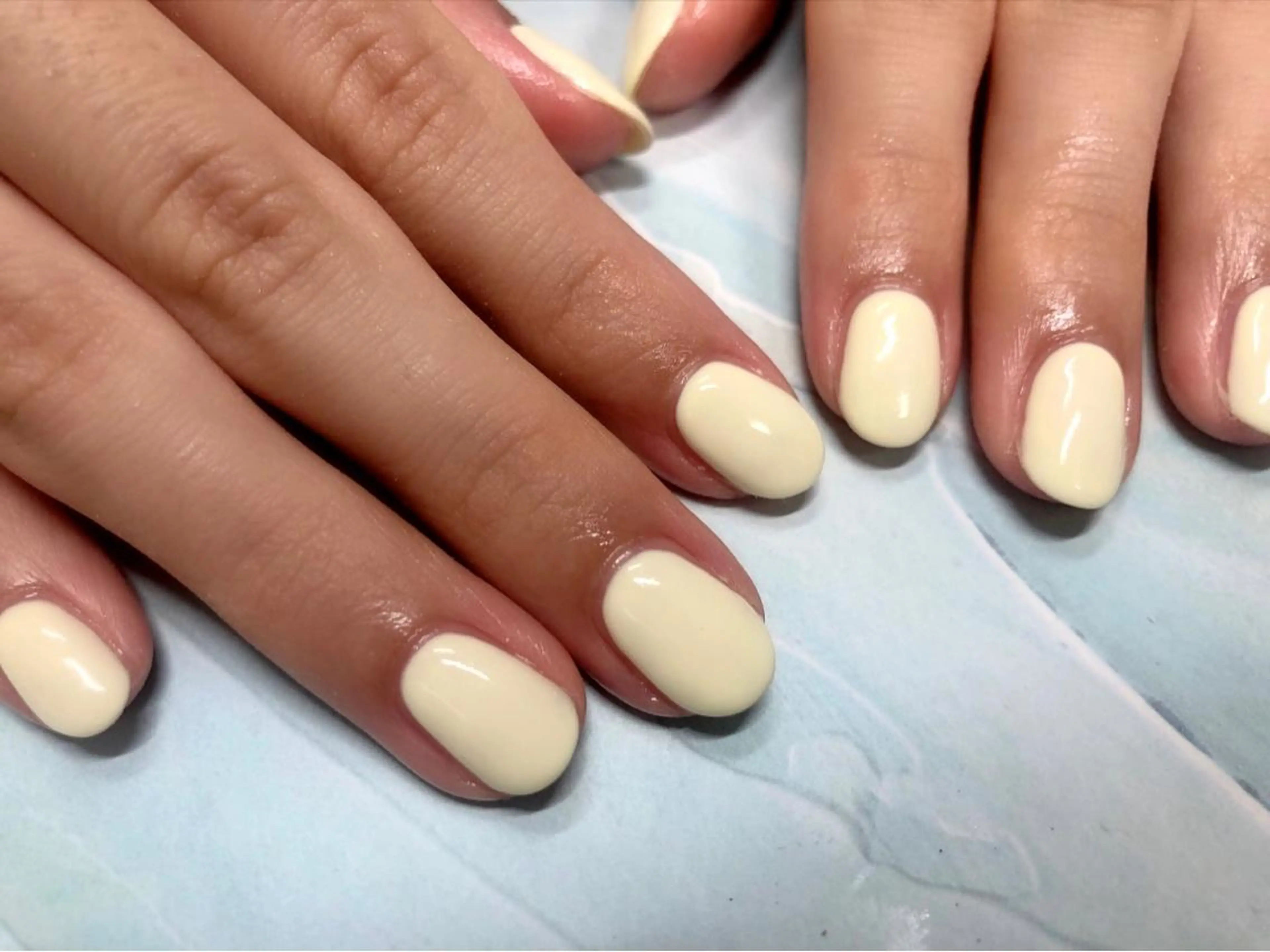 ネイル ワンカラーネイル ホワイト 黄色 ハンドネイル mogunail &blowのネイルデザイン